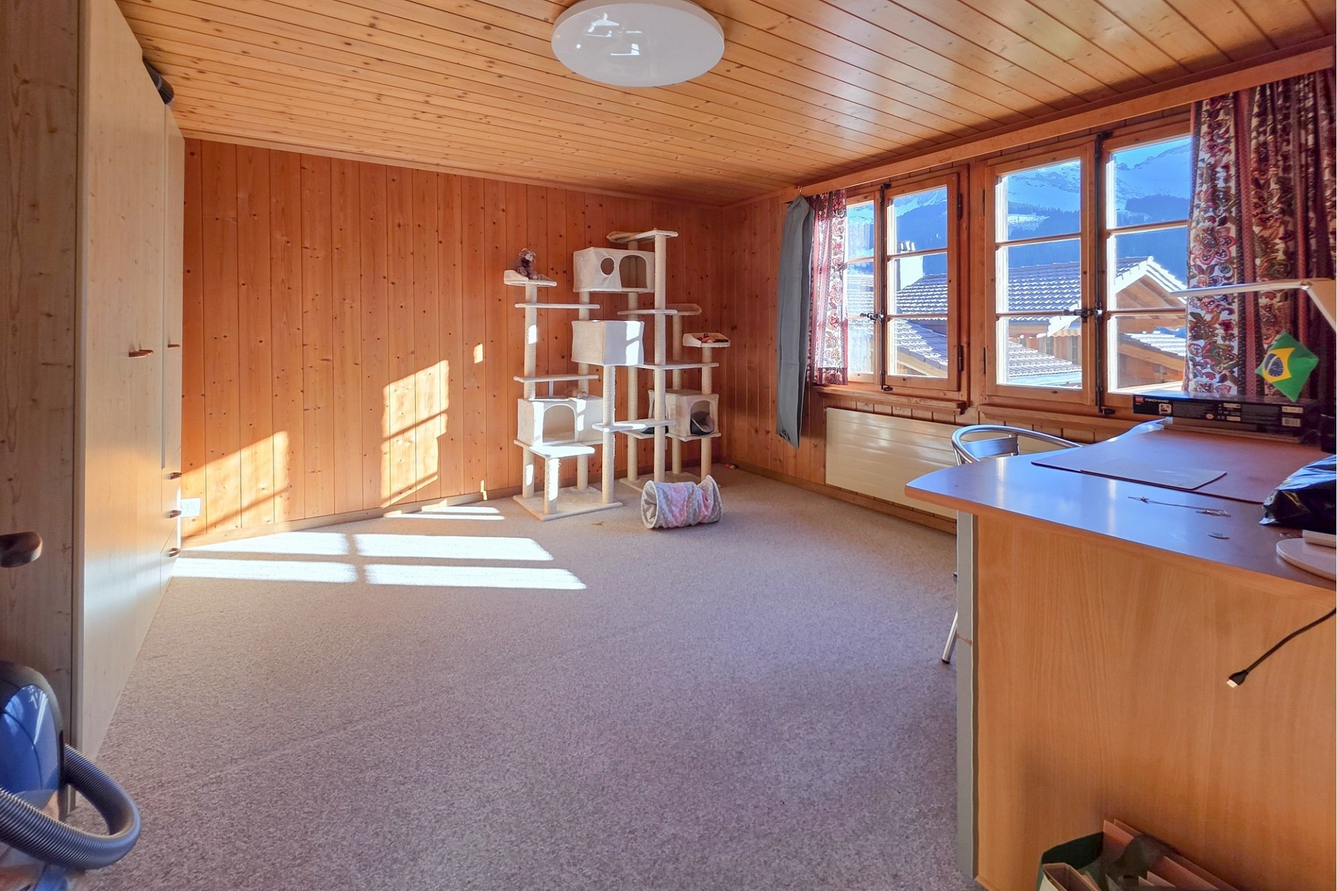 Helles, holzverkleidetes Zimmer mit Bergblick