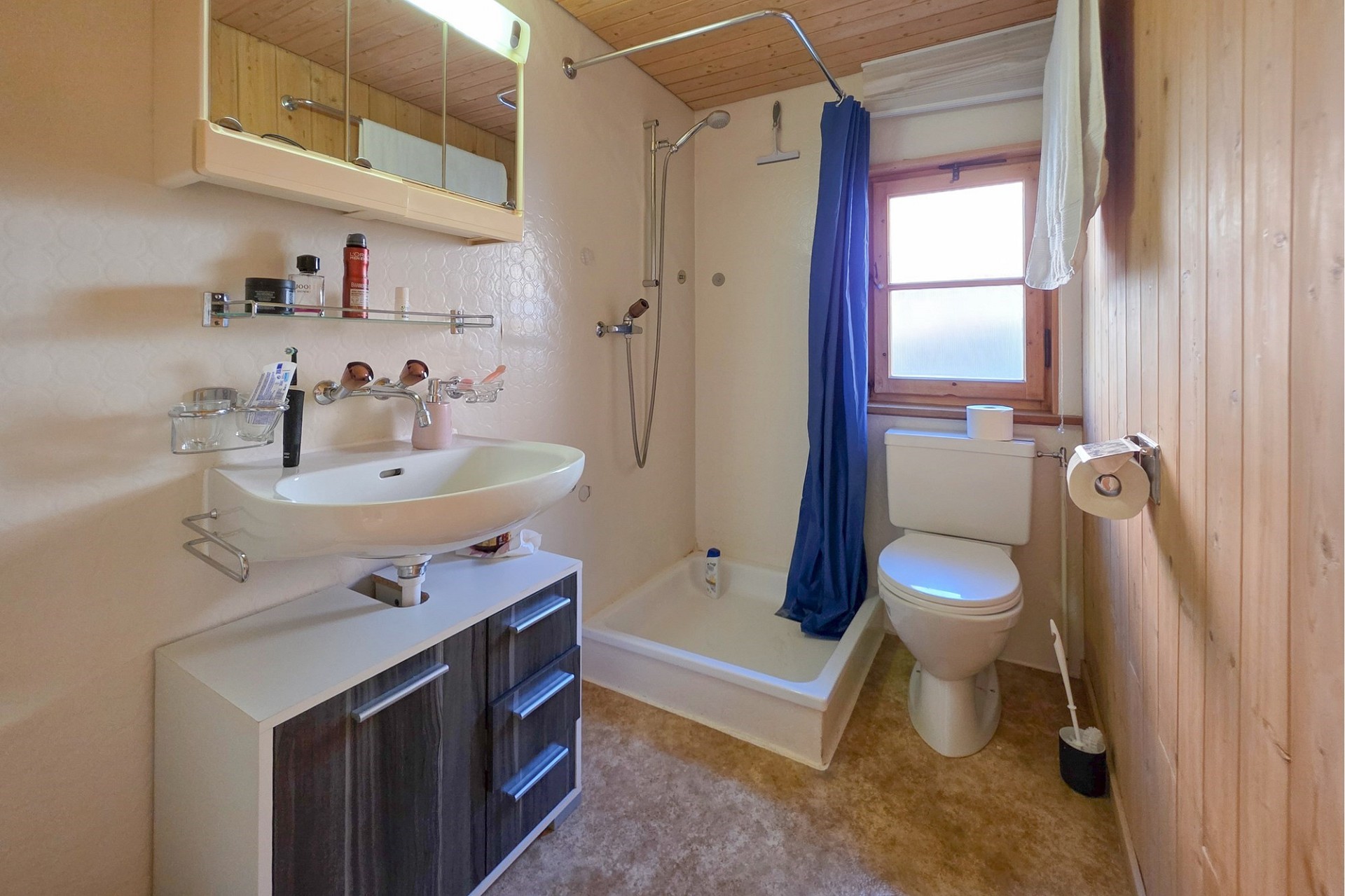 Kleines Badezimmer mit Dusche und WC