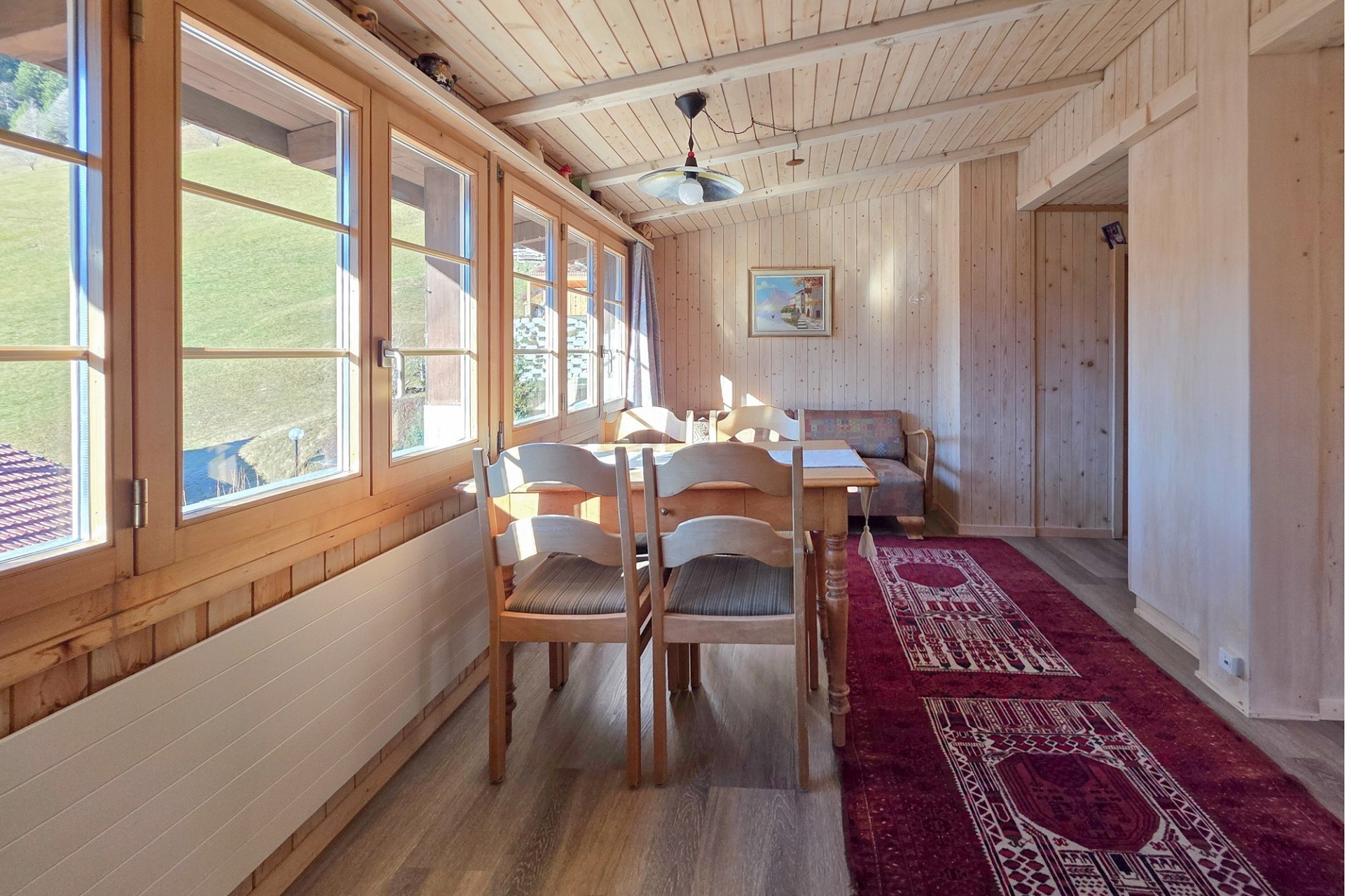 Heller Essbereich im Holzstil