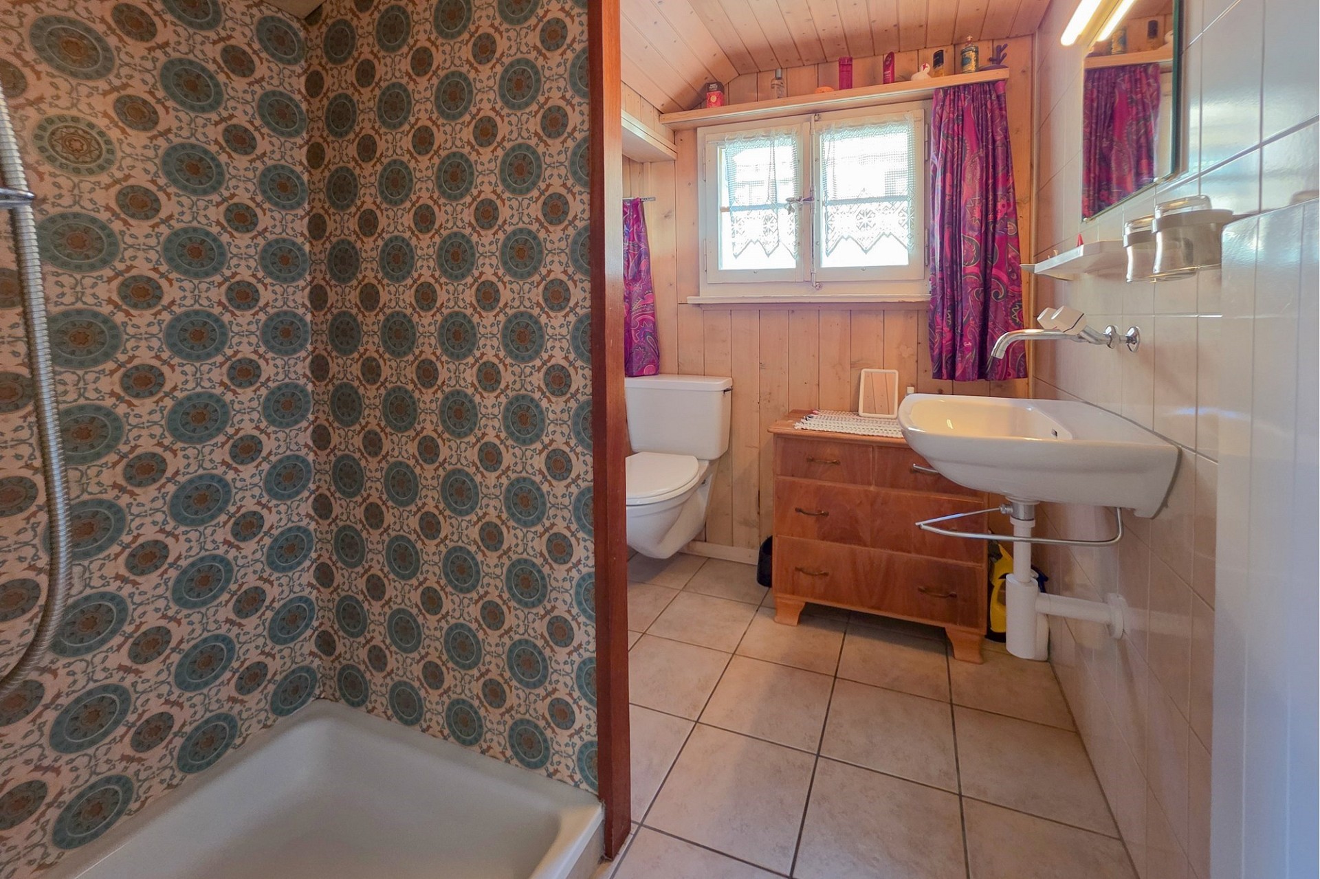 Rustikales Badezimmer mit Holzvertäfelung und Duschbereich