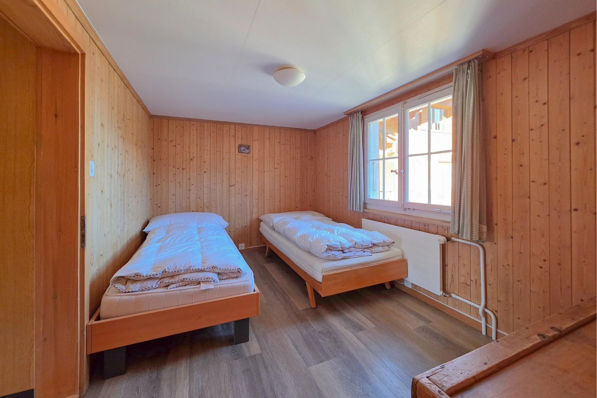Gemütliches Schlafzimmer mit Holzverkleidung