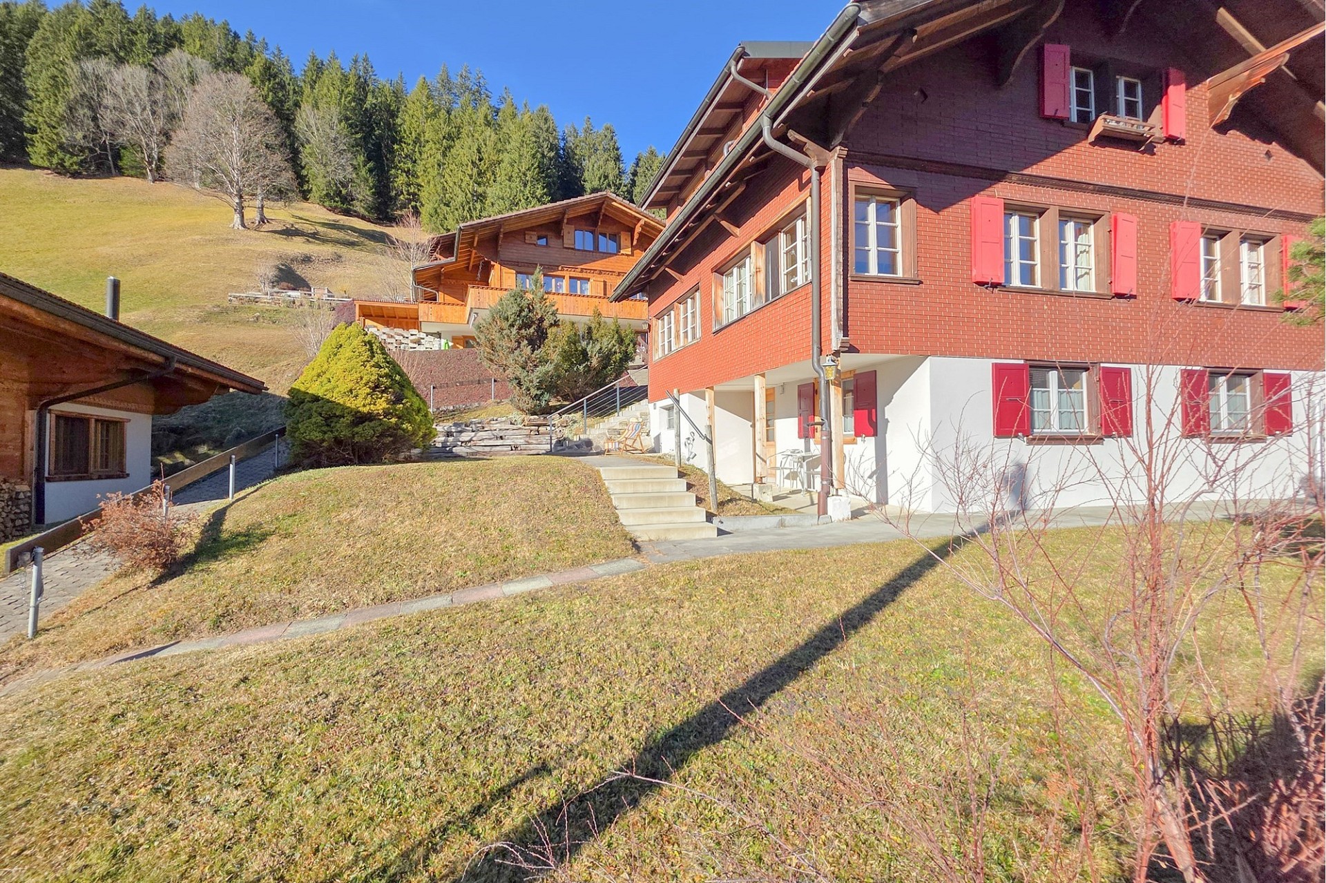 Alpines Wohnhaus mit Garten