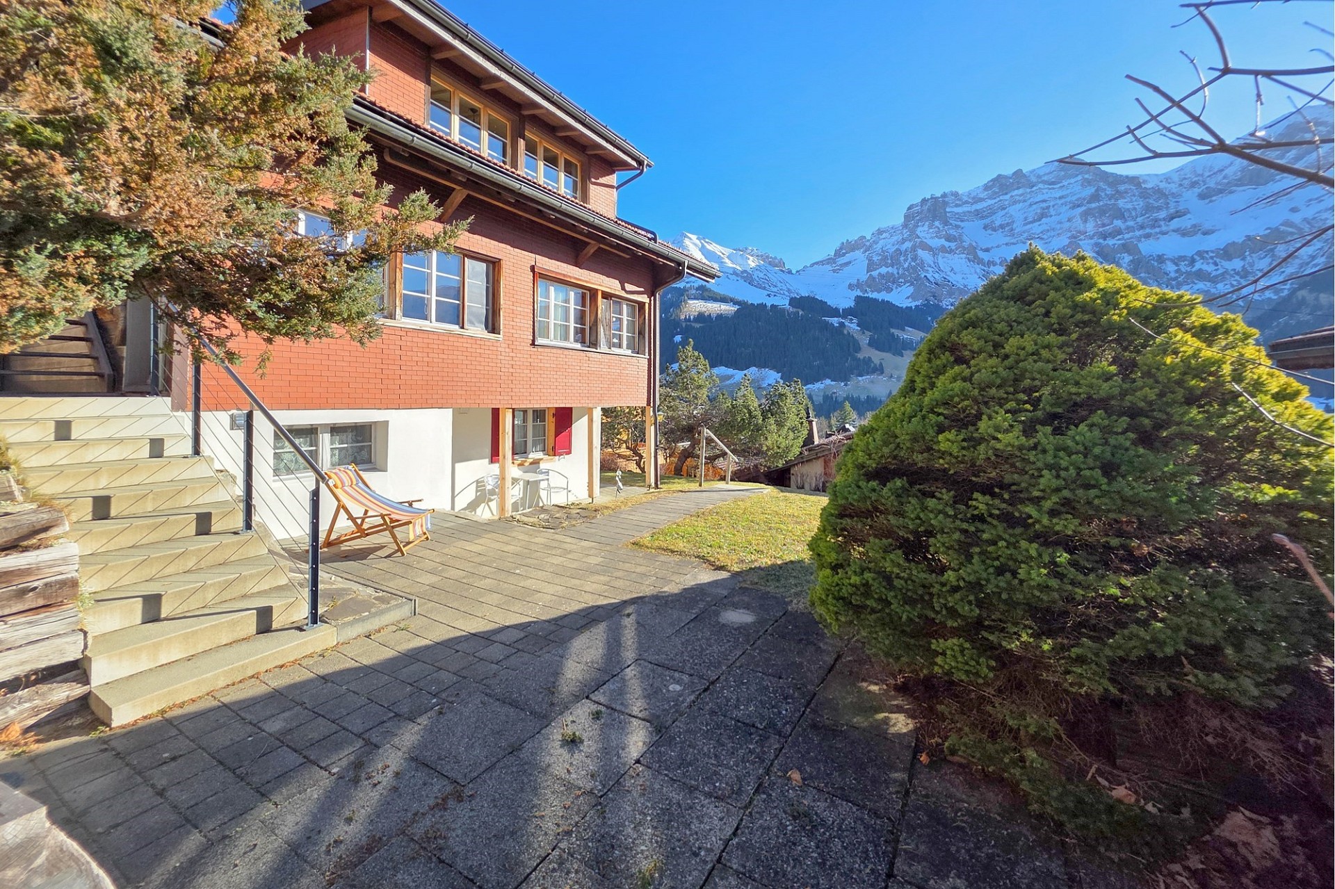 Alpenhaus mit Bergblick