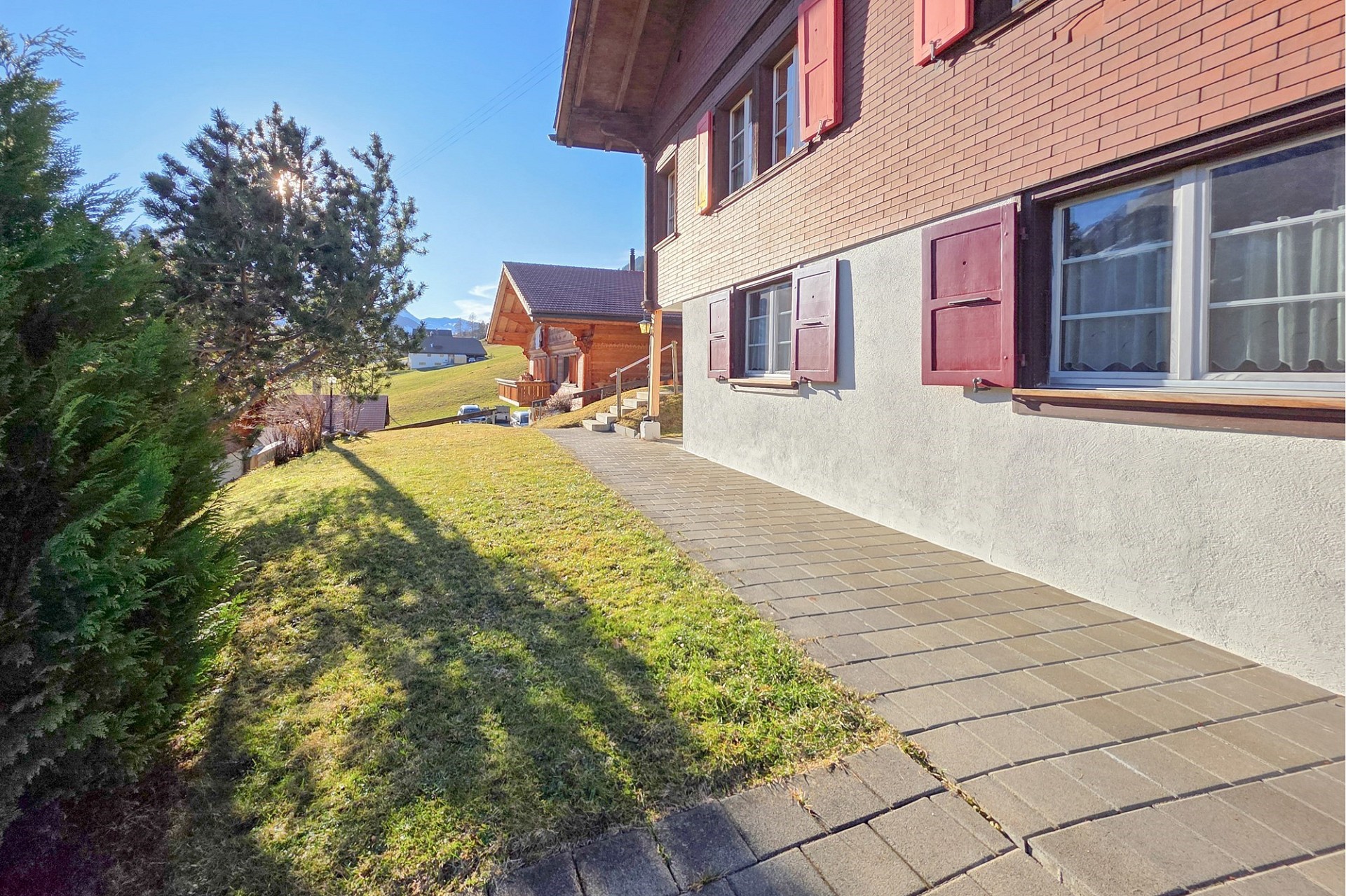Außenansicht eines Chalets mit Gartenweg