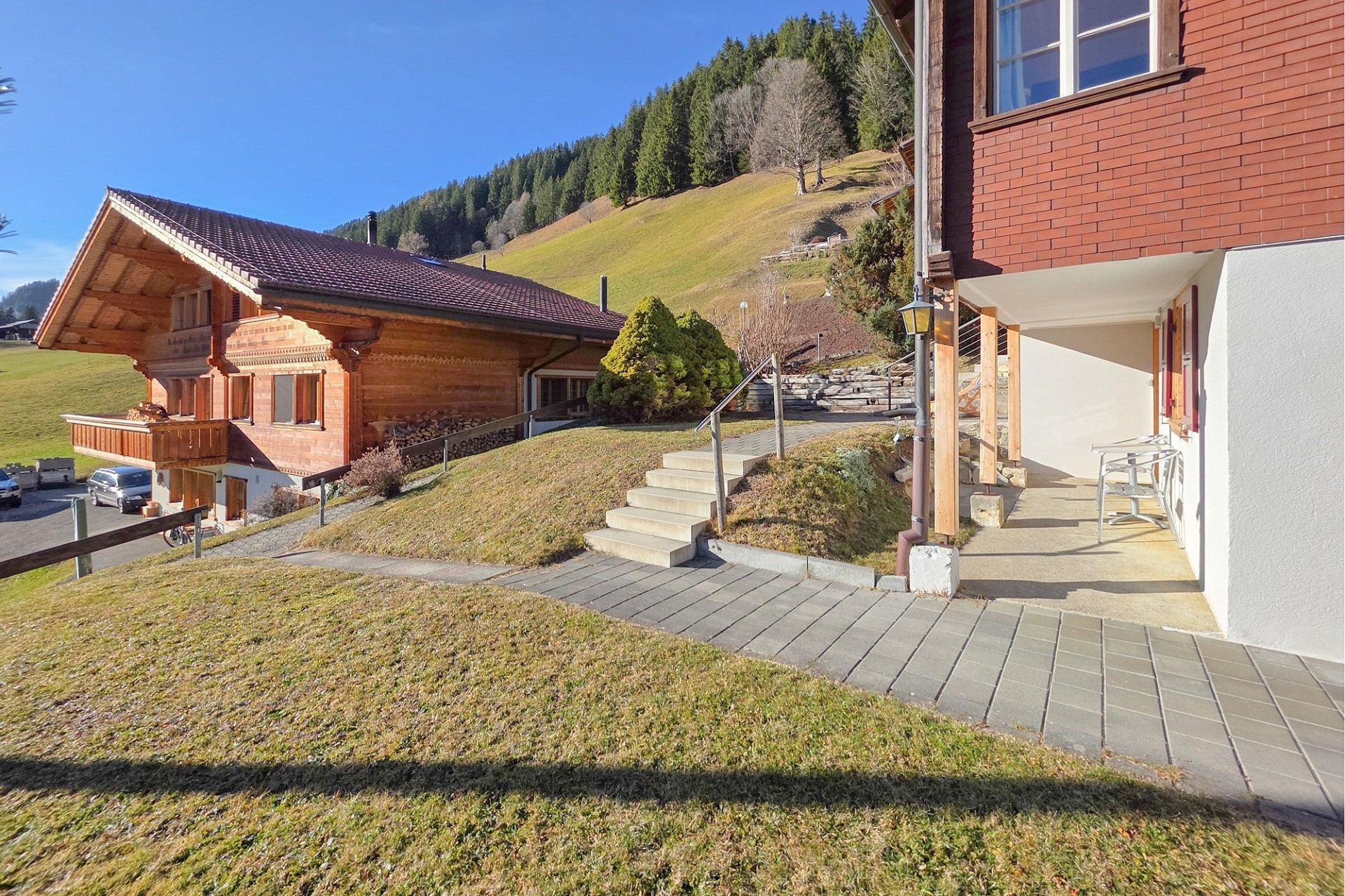 Alpenhaus mit Hanglage und Terrasse