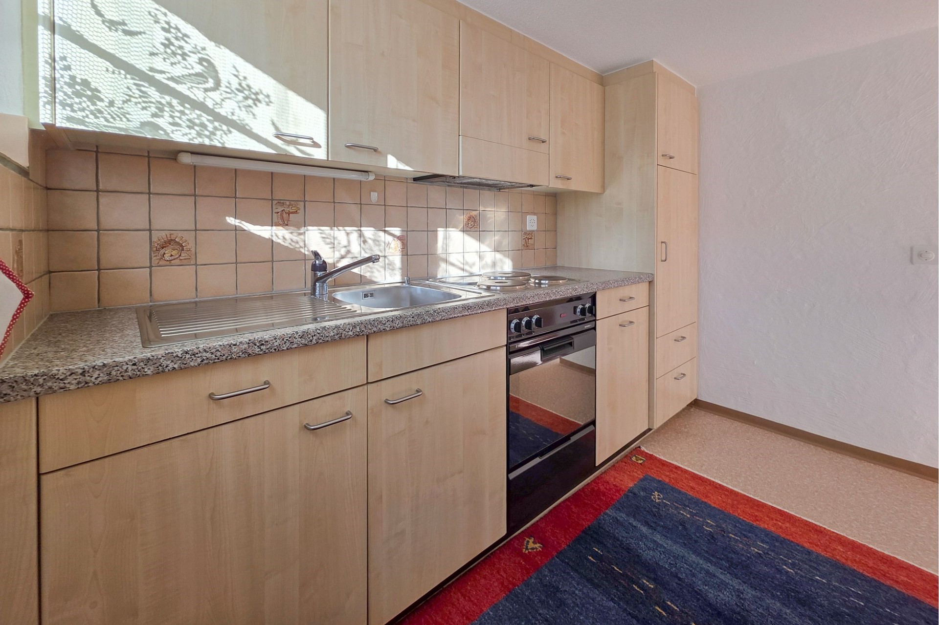 Kompakte Einbauküche mit Holzfronten
