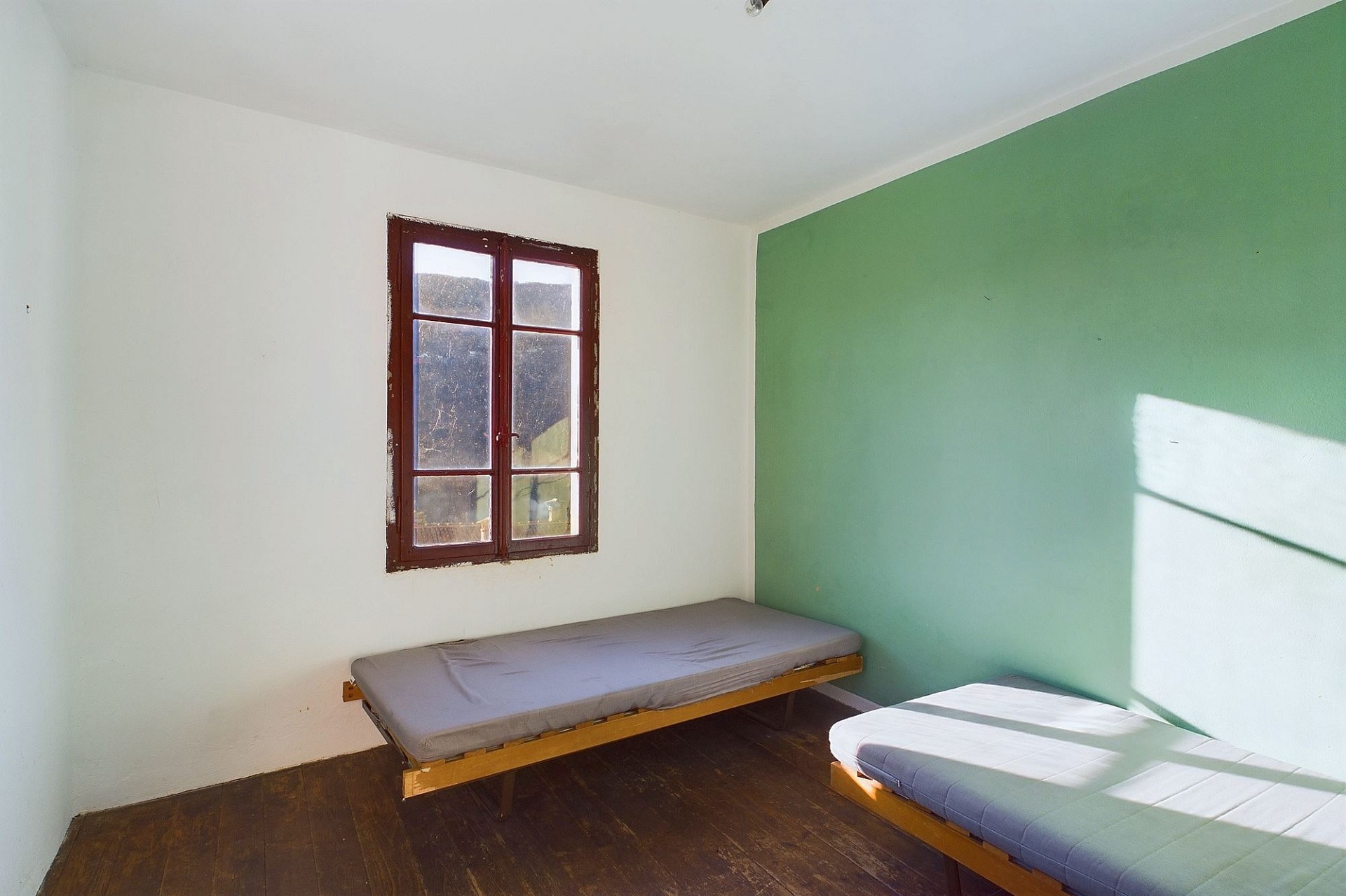 Einfaches Schlafzimmer mit zwei Einzelbetten