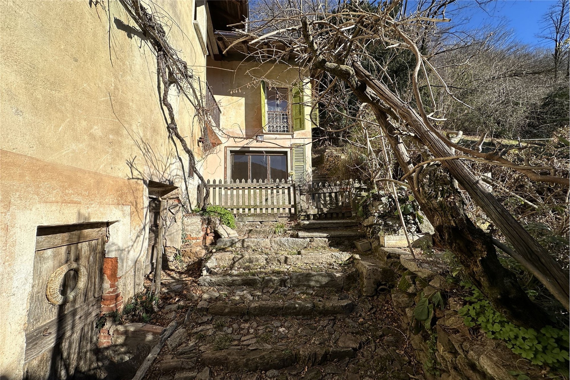 Rustikale Außenansicht mit Treppe und Garten