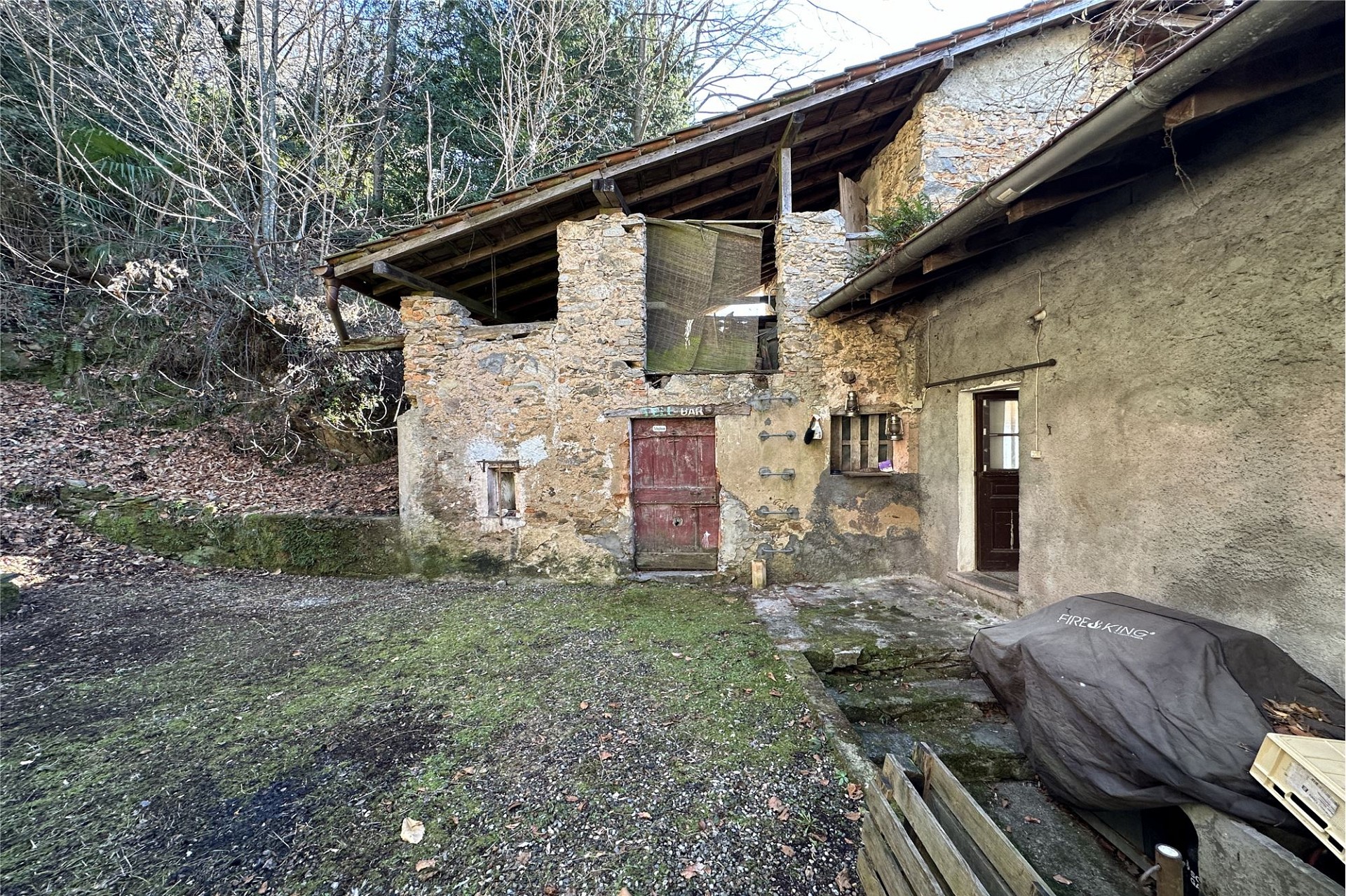 Rustikale Außenansicht eines alten Steingebäudes im Wald