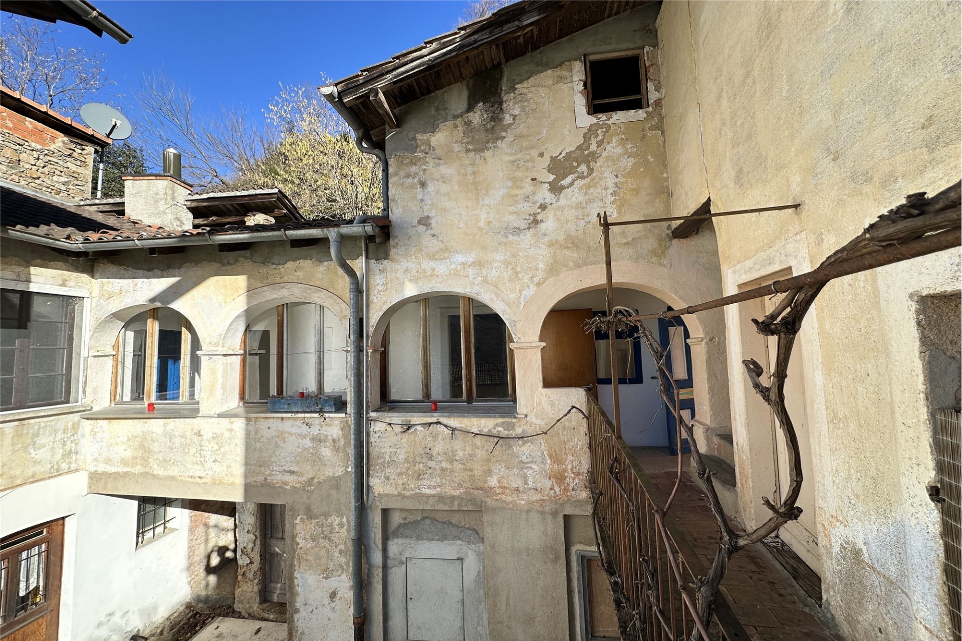 Historischer Innenhof mit renovierungsbedürftiger Fassade