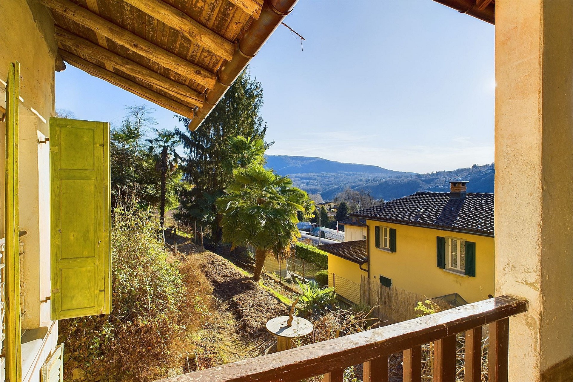 Balkon- oder Terrassenblick mit Bergpanorama