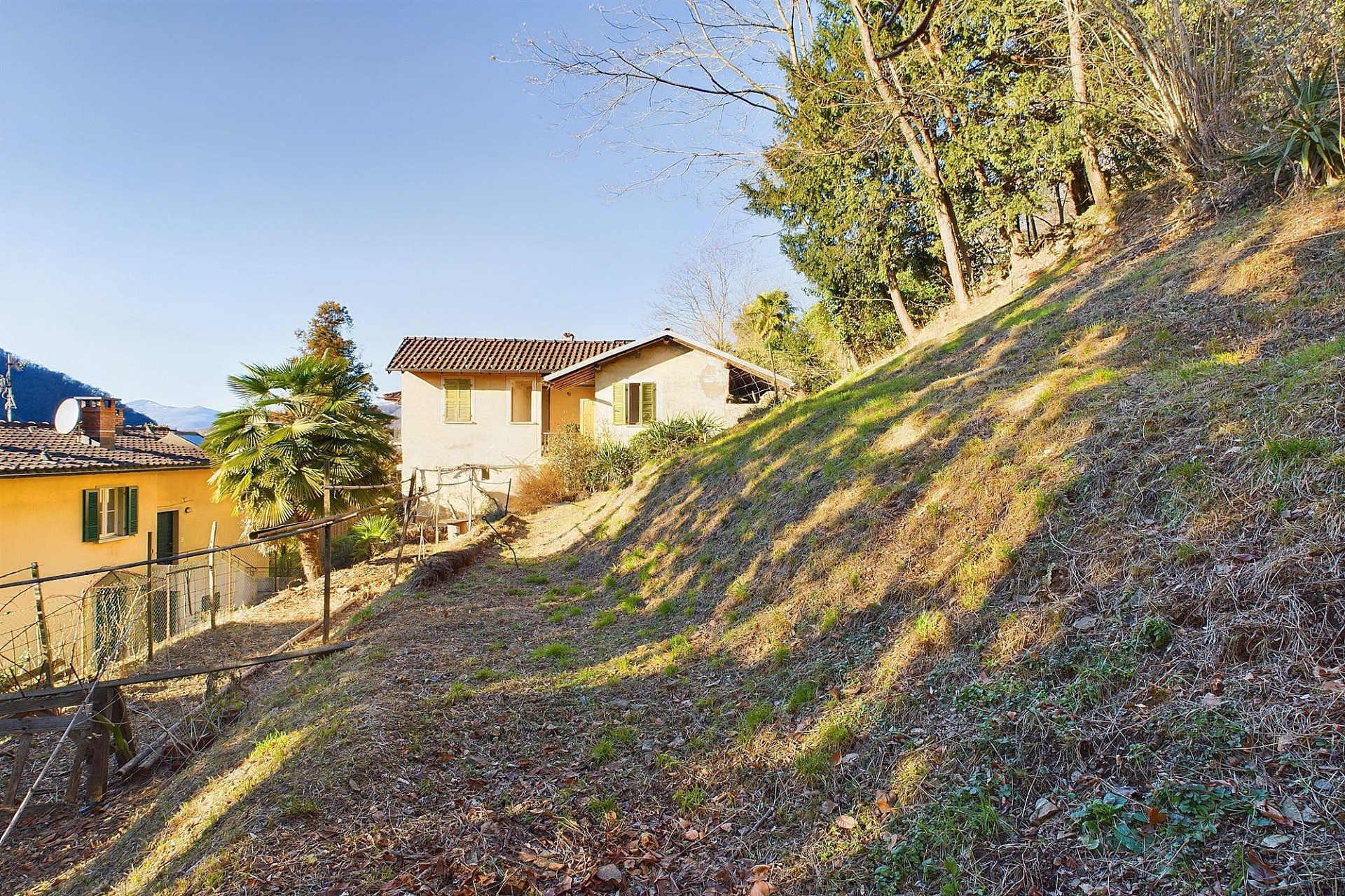 Hanglage mit mediterranem Wohnhaus