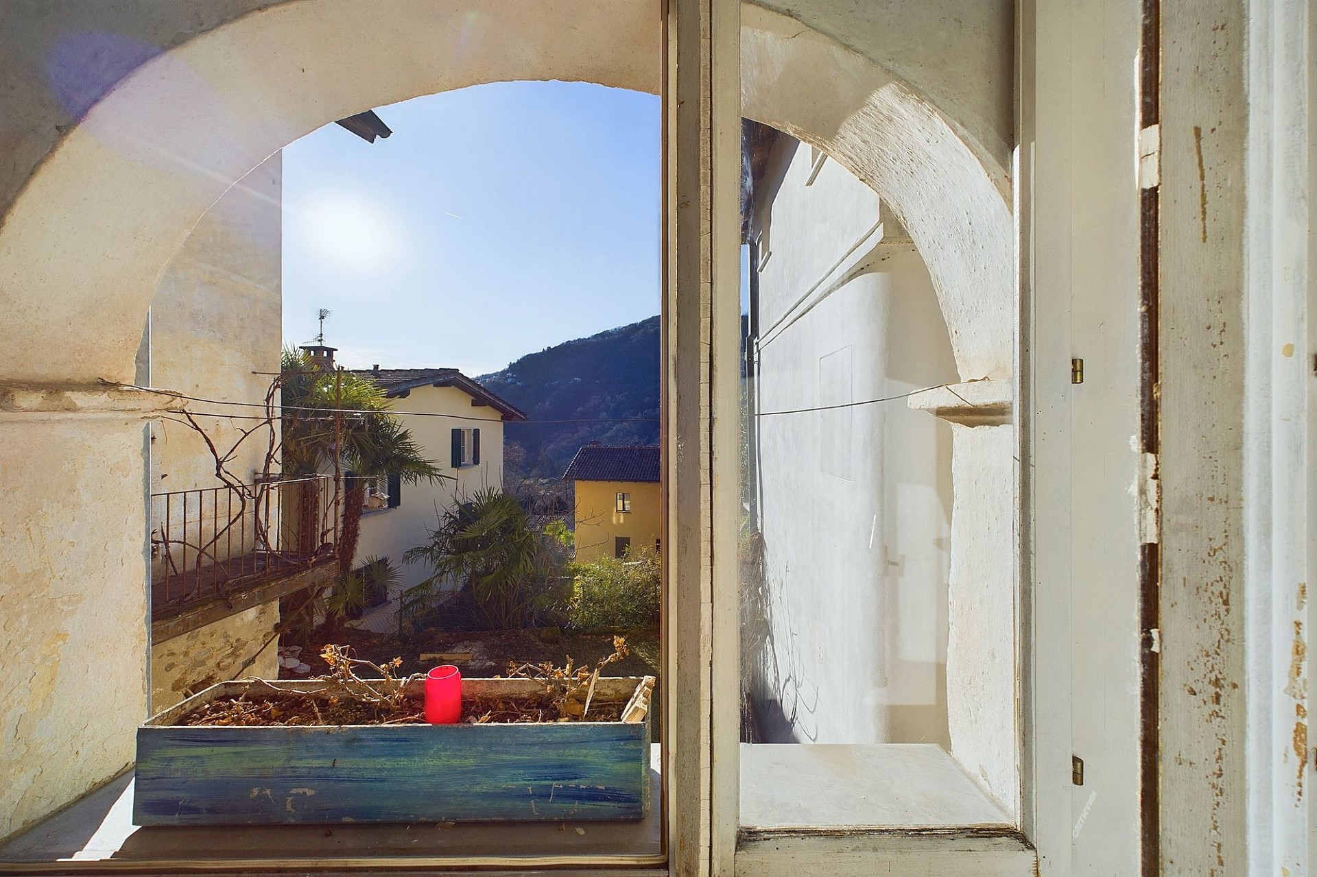 Balkon- oder Fensterausblick mit rustikalem Mauerwerk