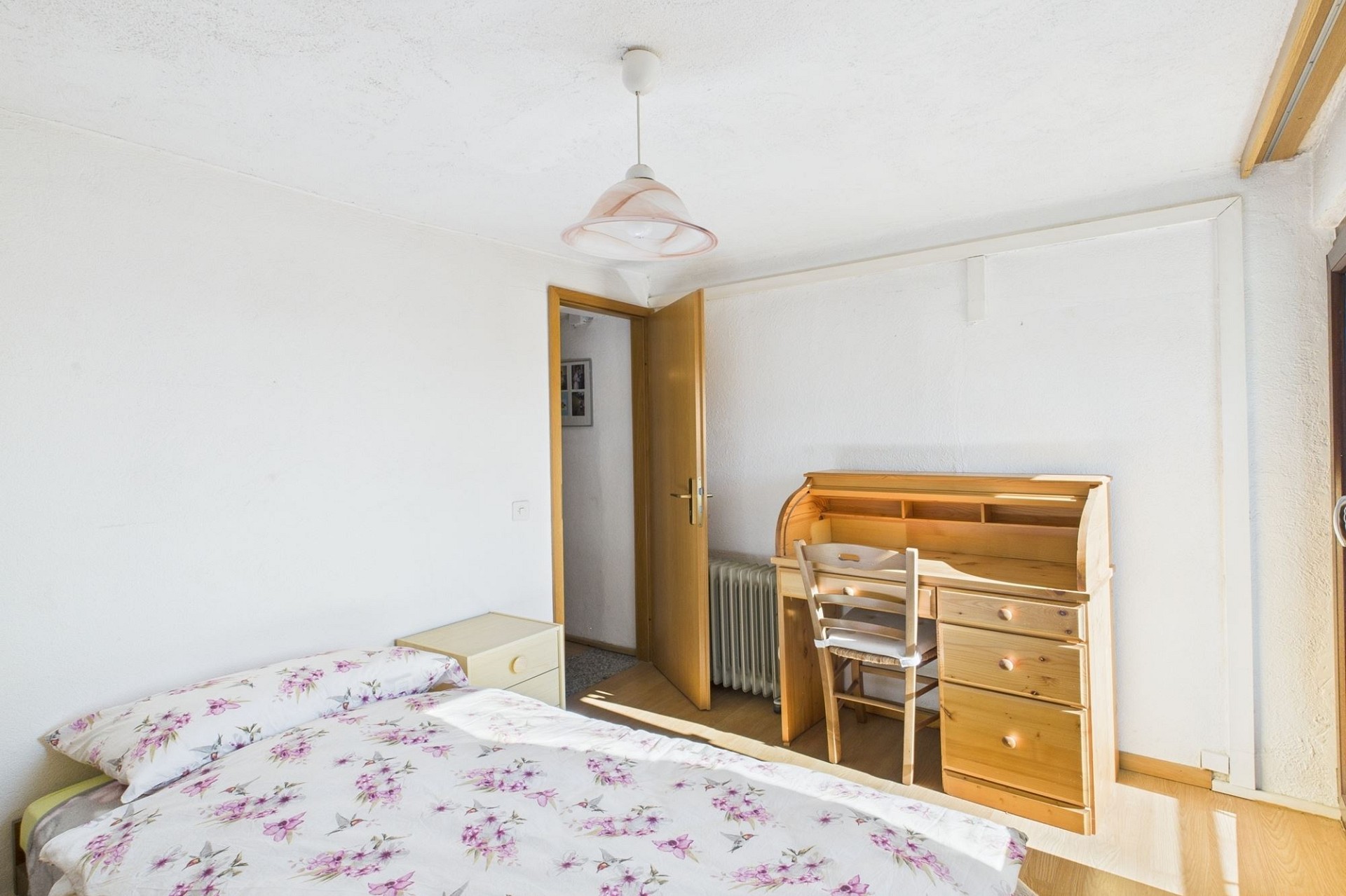 Helles Schlafzimmer mit Holzmöbeln