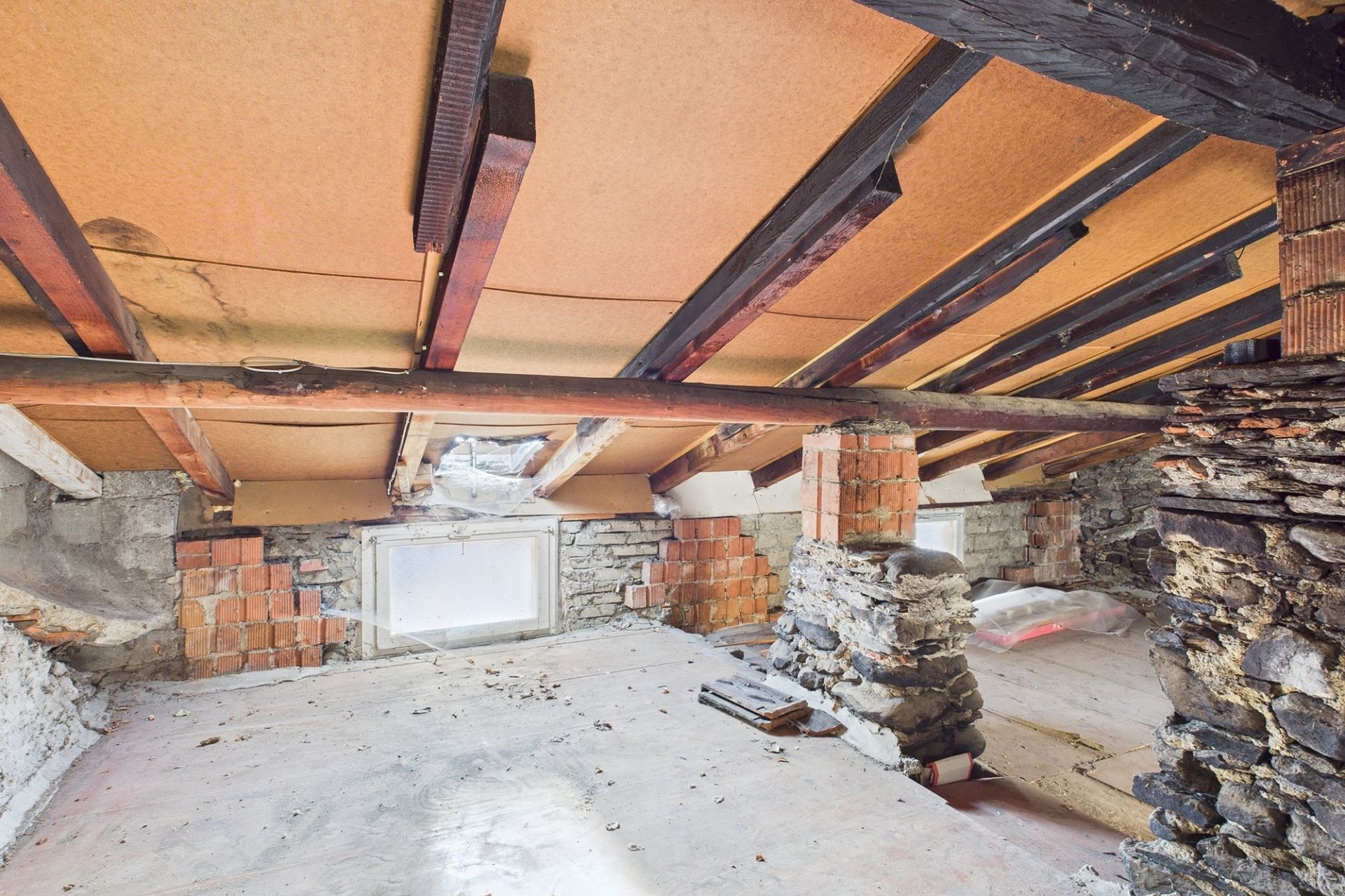 Unausgebauter Dachboden mit sichtbaren Holzbalken