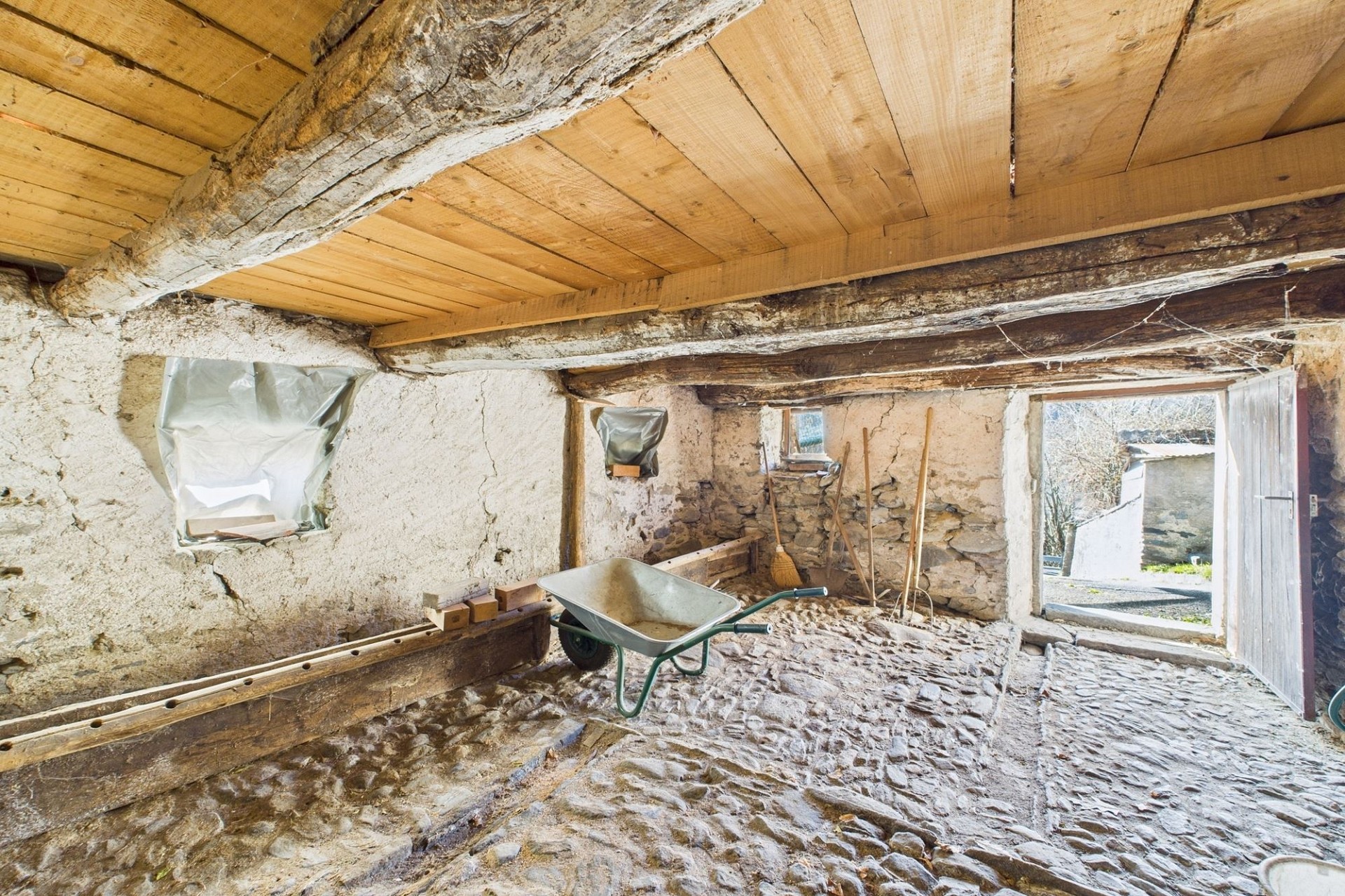 Rustikaler Innenraum mit Naturstein und Holzbalken