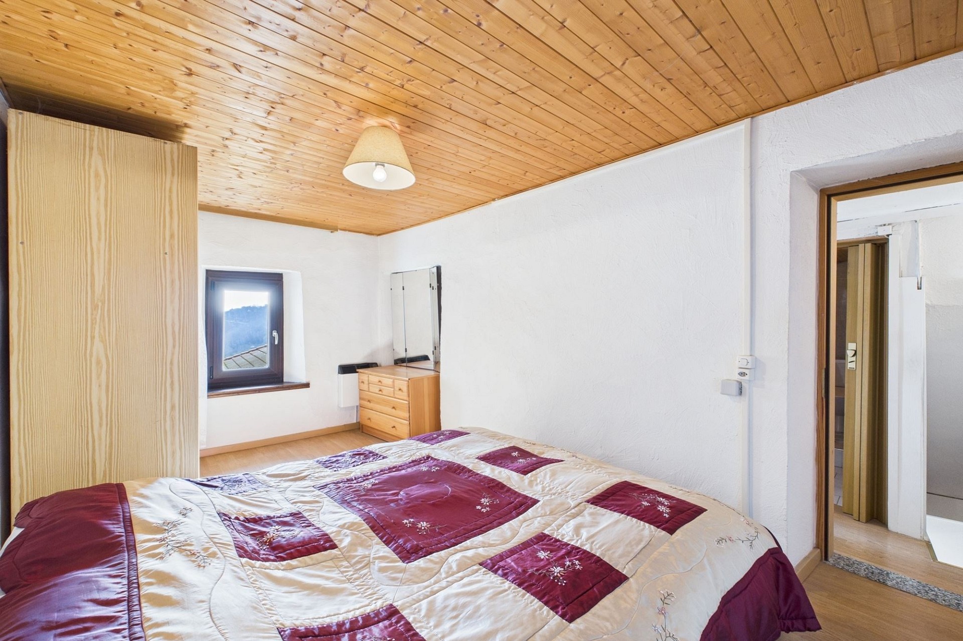 Schlafzimmer mit Holzdecke