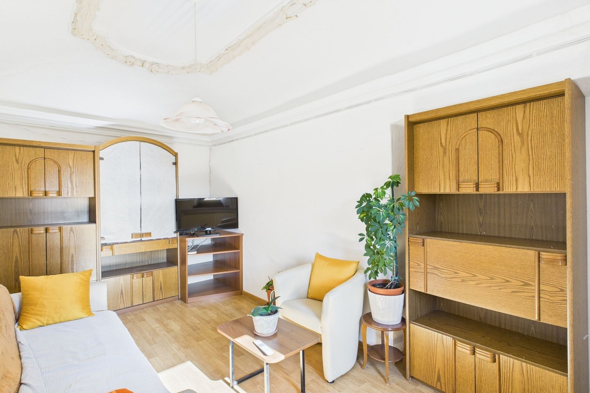 Wohnzimmer mit Holzschrankwand