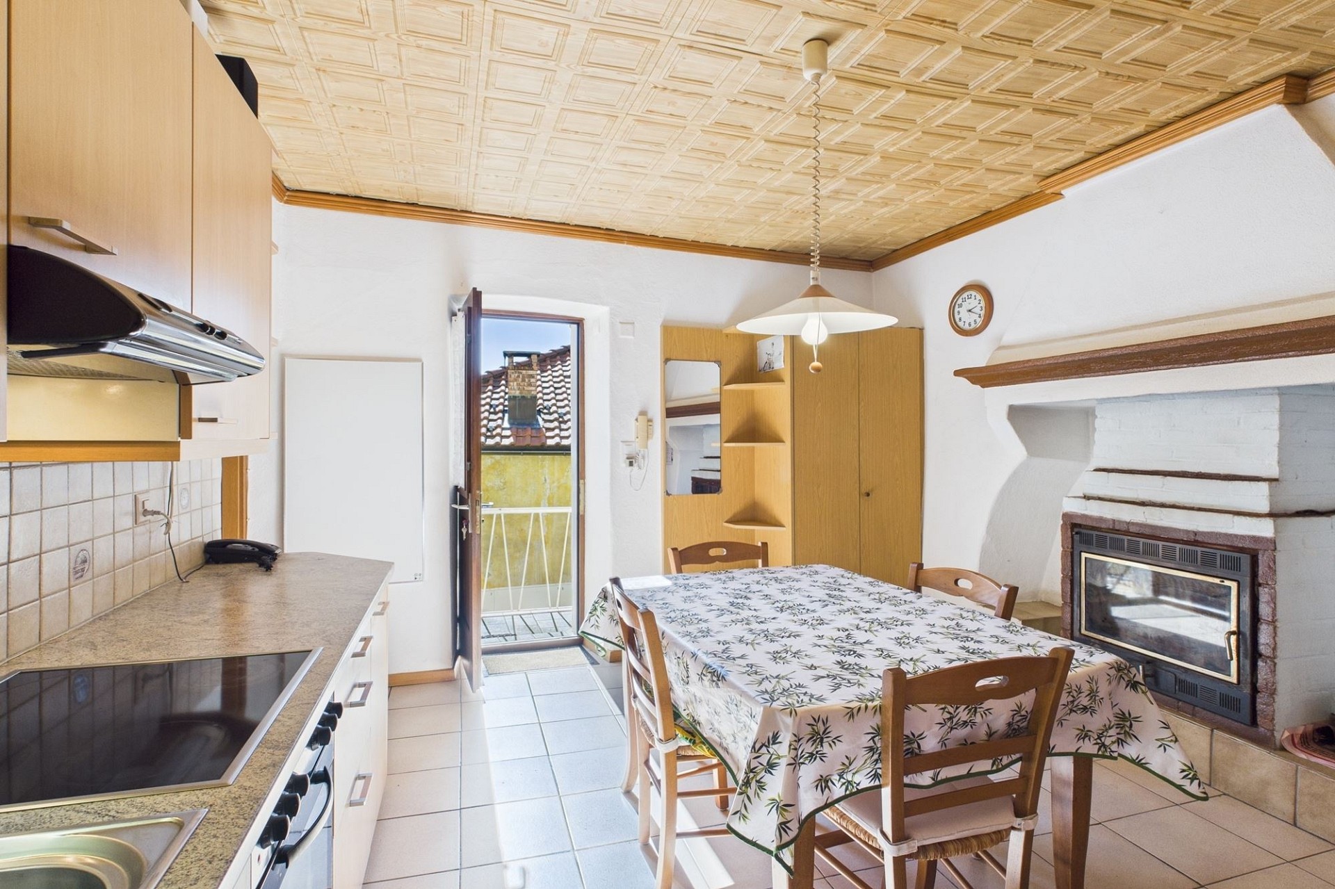 Gemütliche Küche mit Essbereich und Kamin