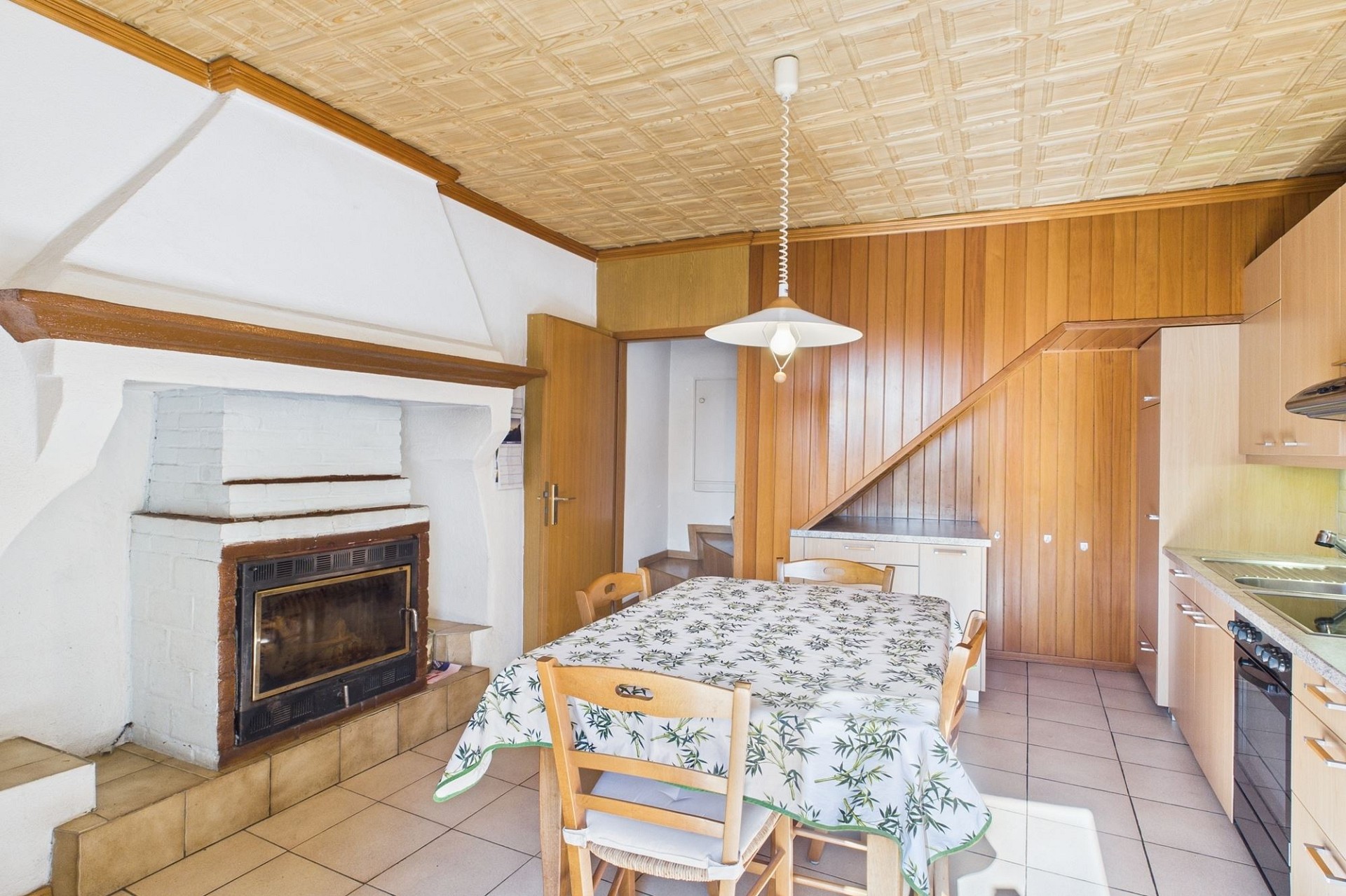Gemütliche Küche mit Kamin und Essbereich