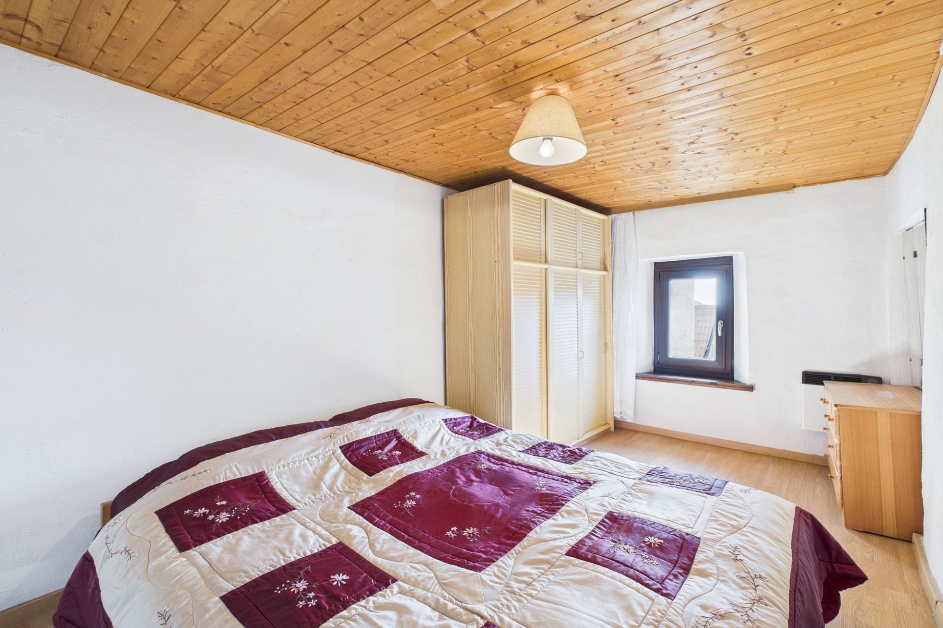 Schlafzimmer mit Holzdecke