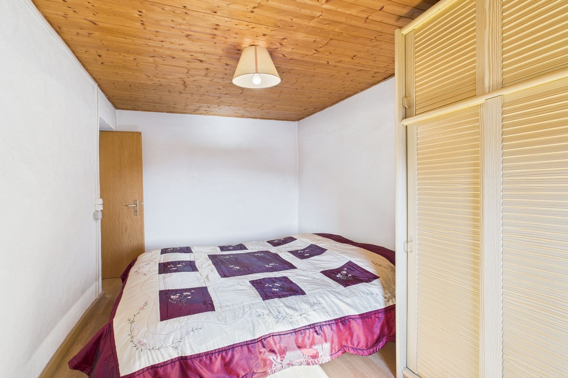 Kleines Schlafzimmer mit Holzelementen