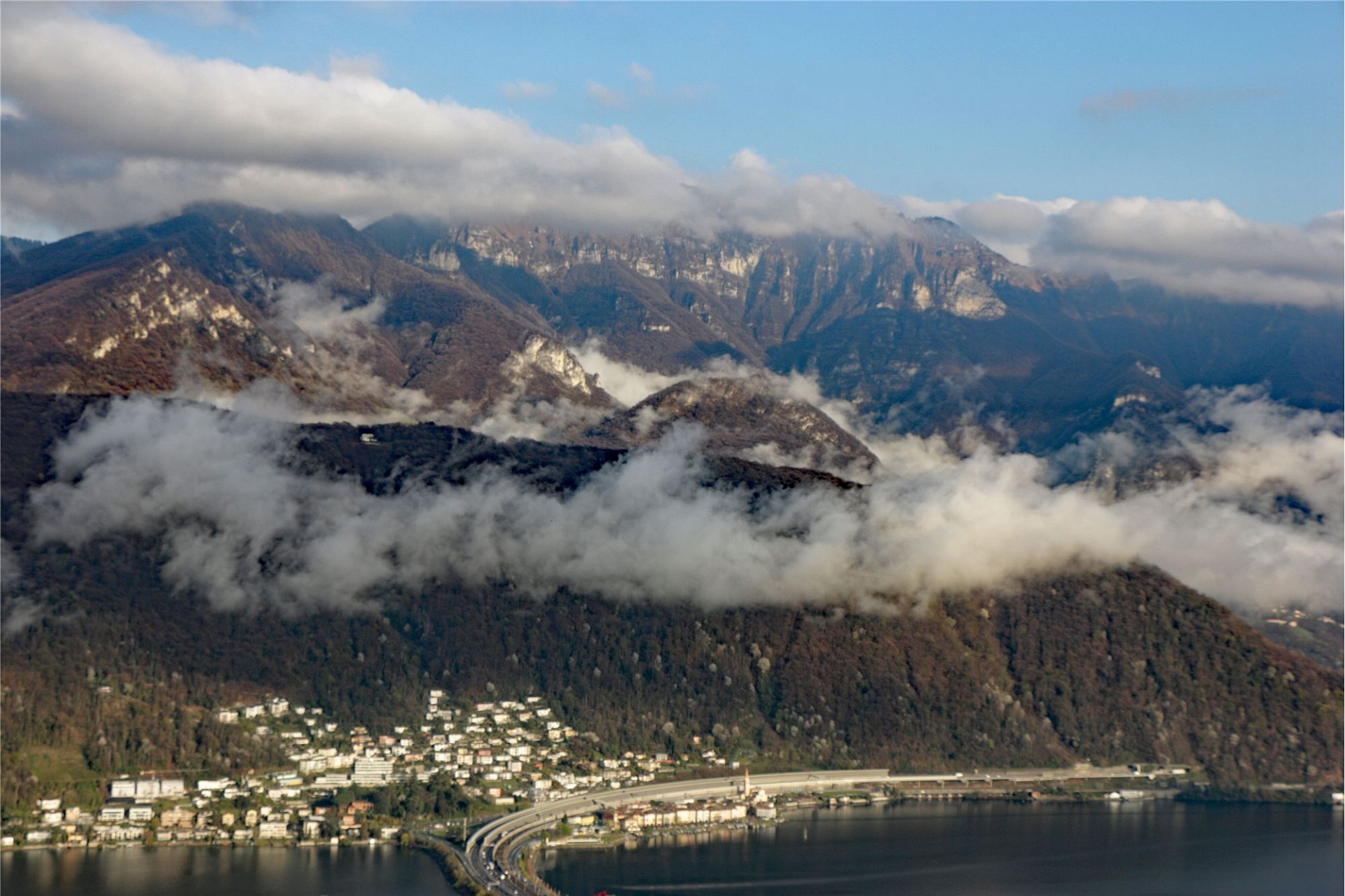 Luftaufnahme einer Berg- und Seelandschaft