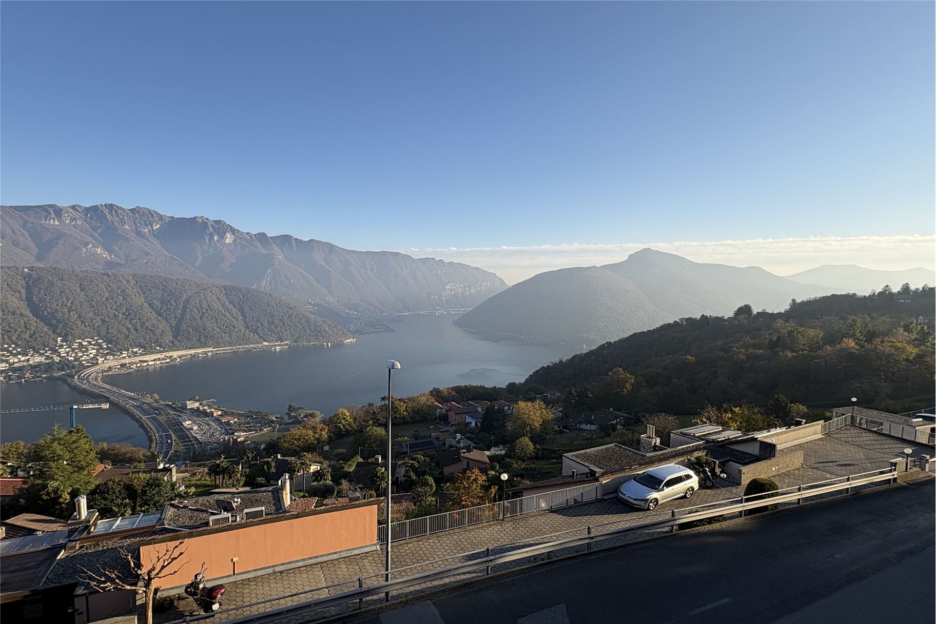 Panoramablick auf See und Berge