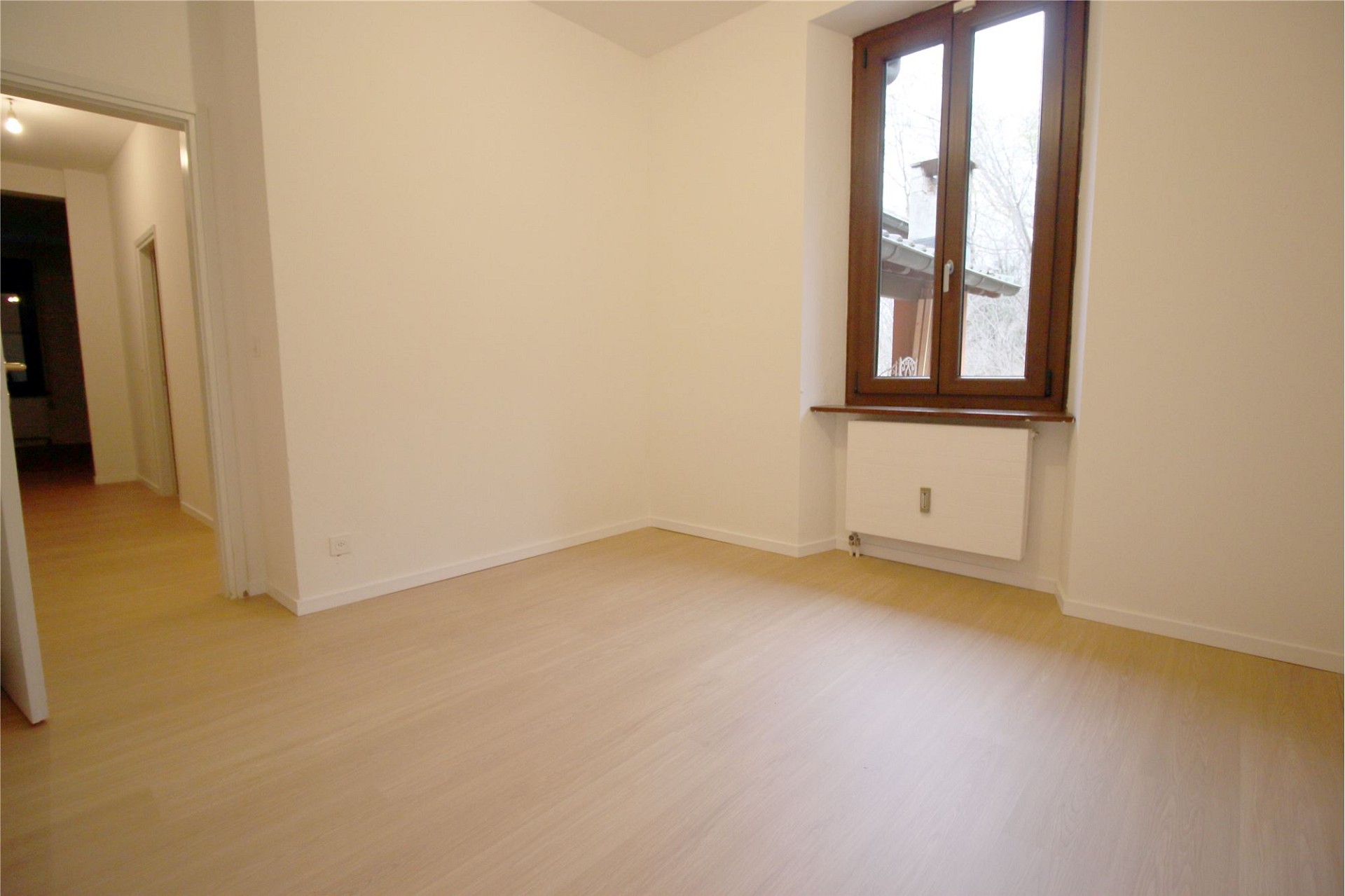 Leerer, heller Raum mit Fenster