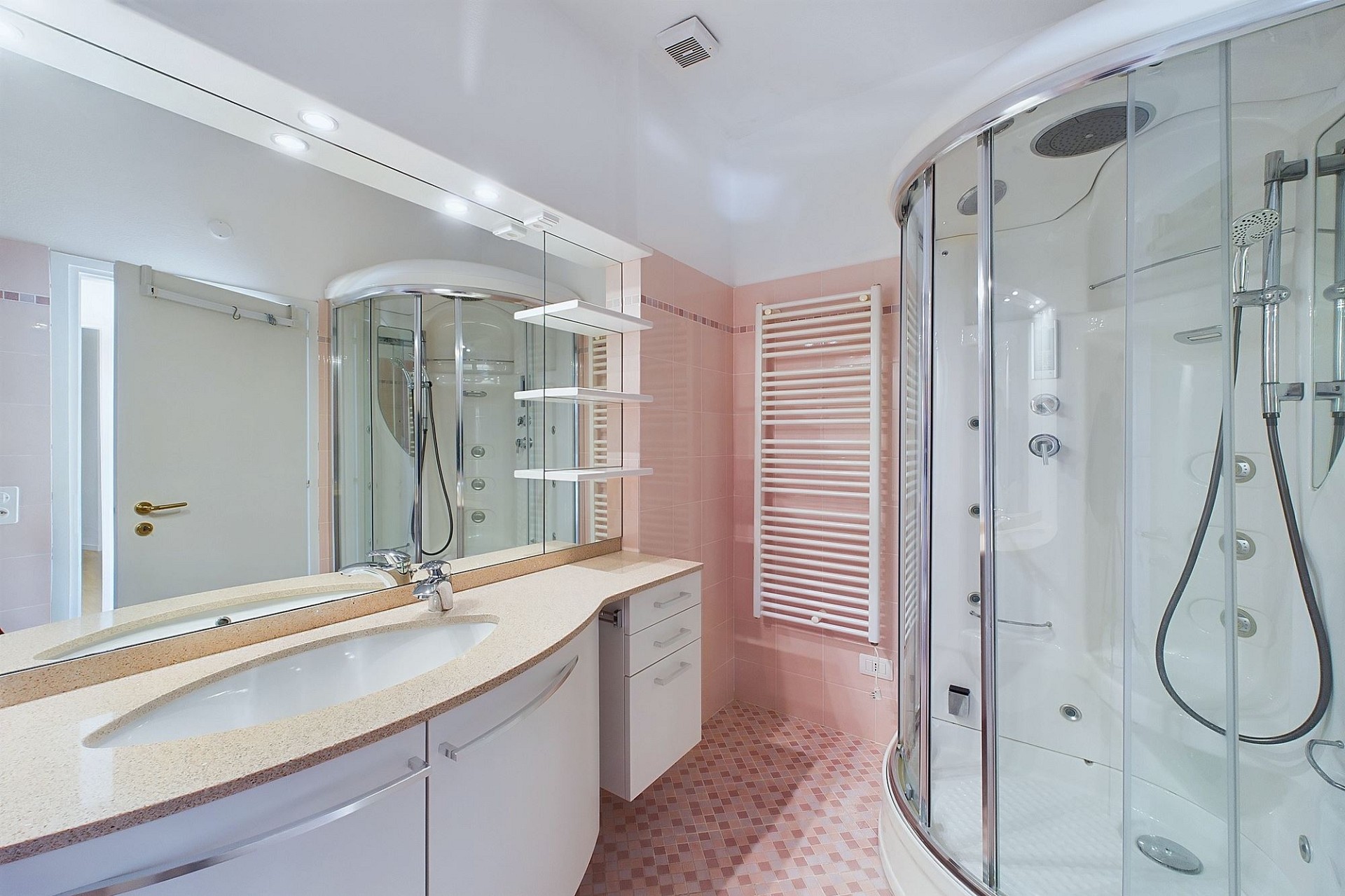 Modernes Badezimmer mit Runddusche