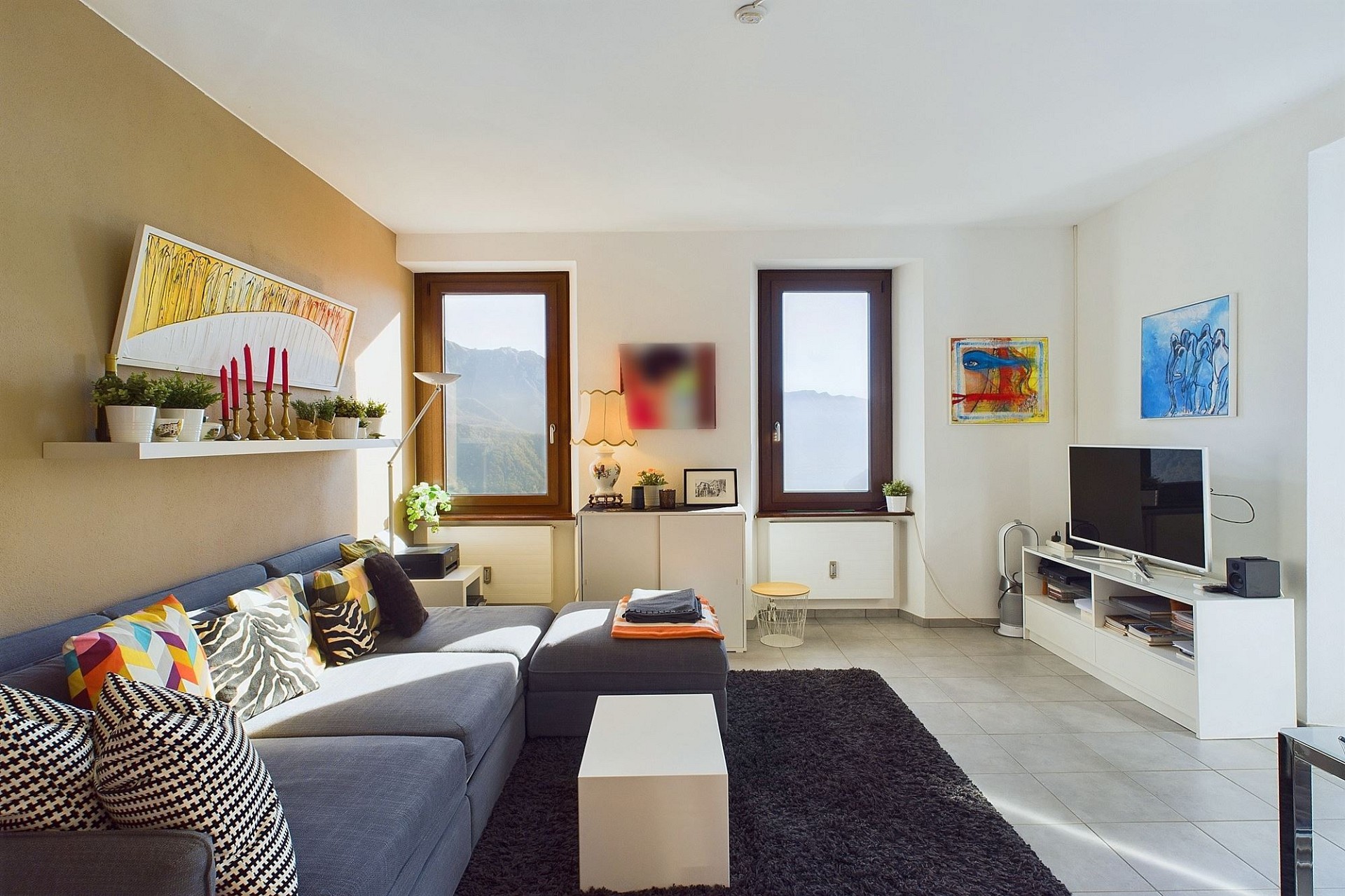 Helles Wohnzimmer mit Bergblick