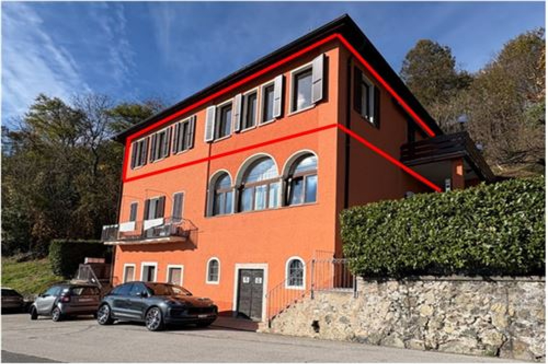 Orangene Villa mit Arkadenfenstern
