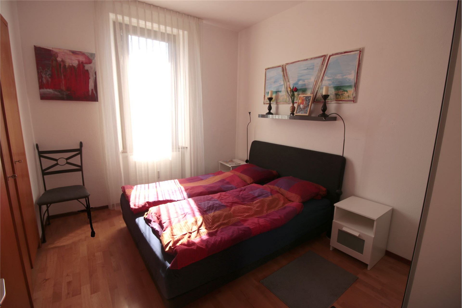 Helles Schlafzimmer mit Doppelbett