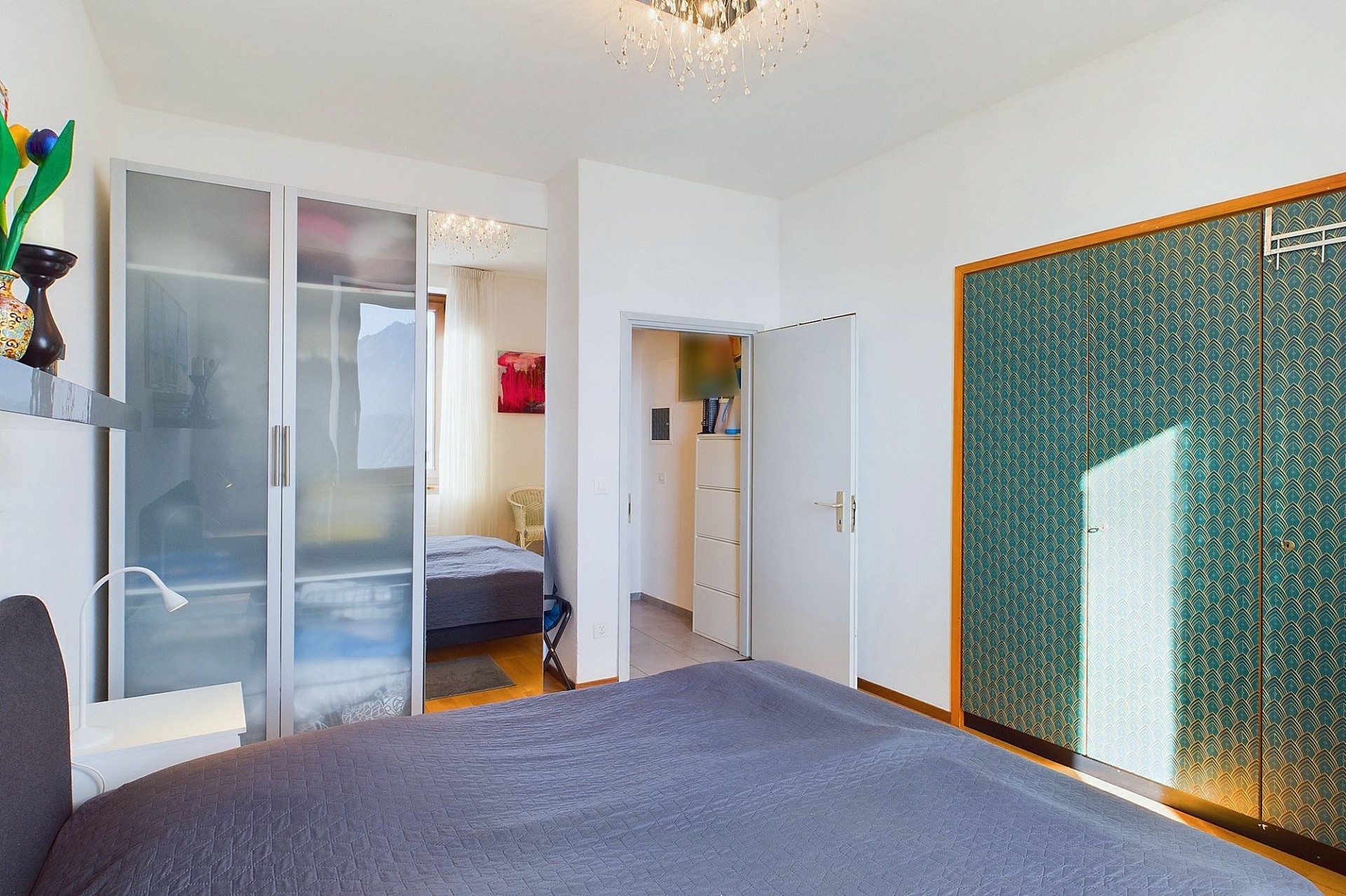 Helles Schlafzimmer mit Kleiderschränken