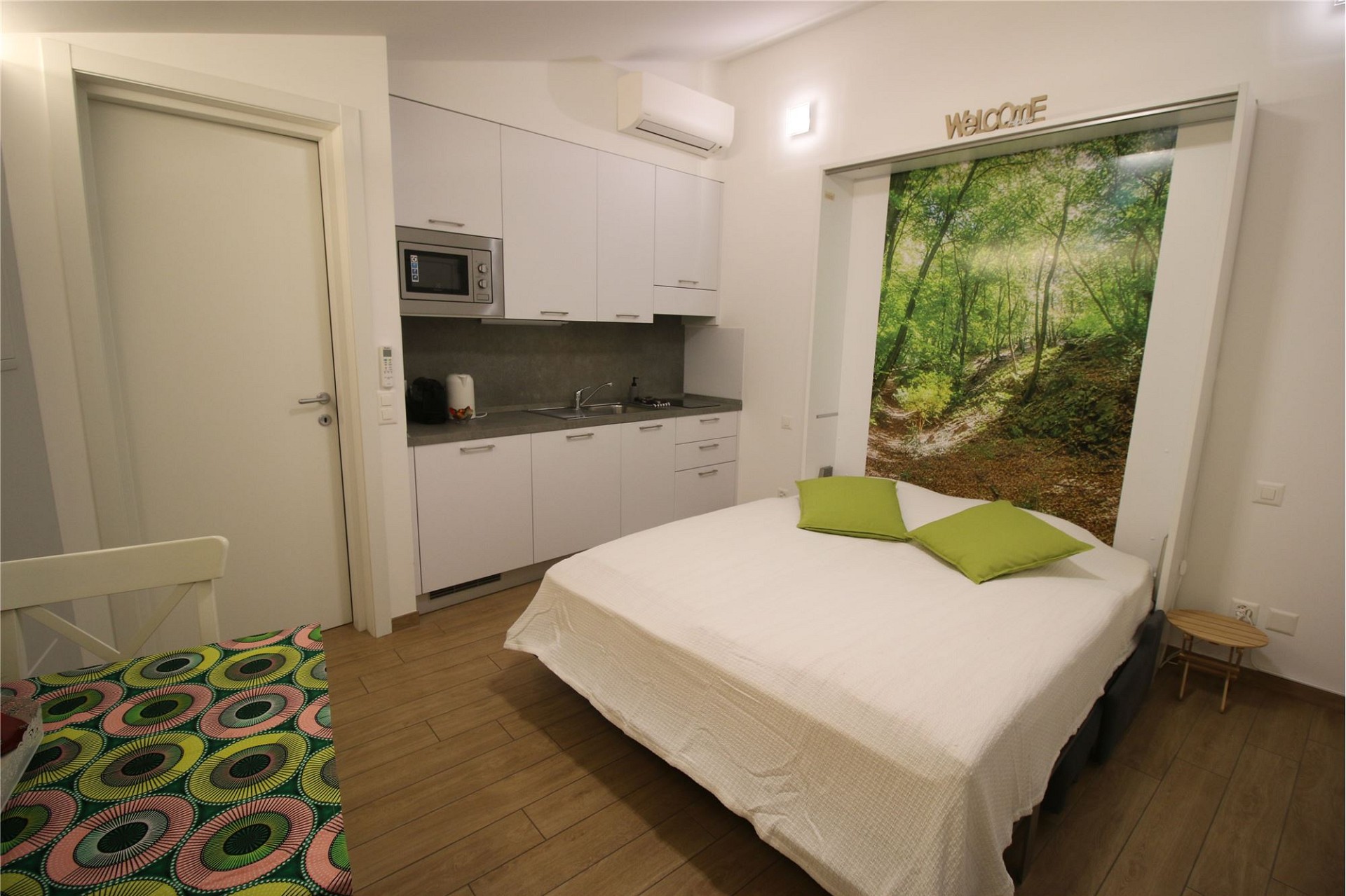 Kleines Schlafzimmer mit integrierter Küchenzeile