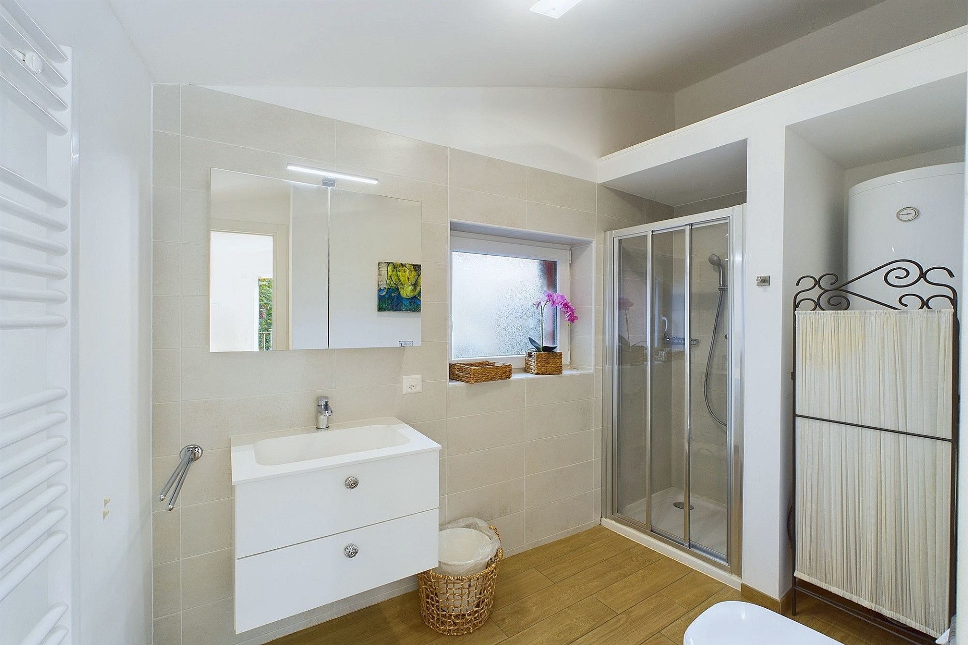 Helles, modernes Badezimmer mit Dusche und Waschtisch
