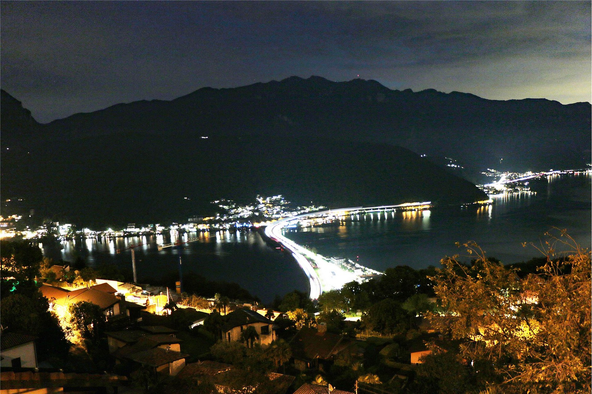 Nachtblick über See und Berge