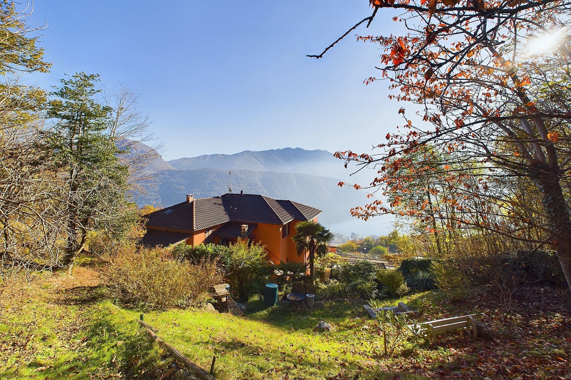 Haus mit Berg- und Gartenblick