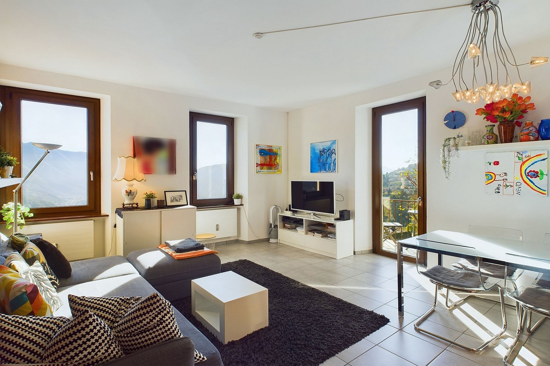 Helles Wohnzimmer mit Bergblick