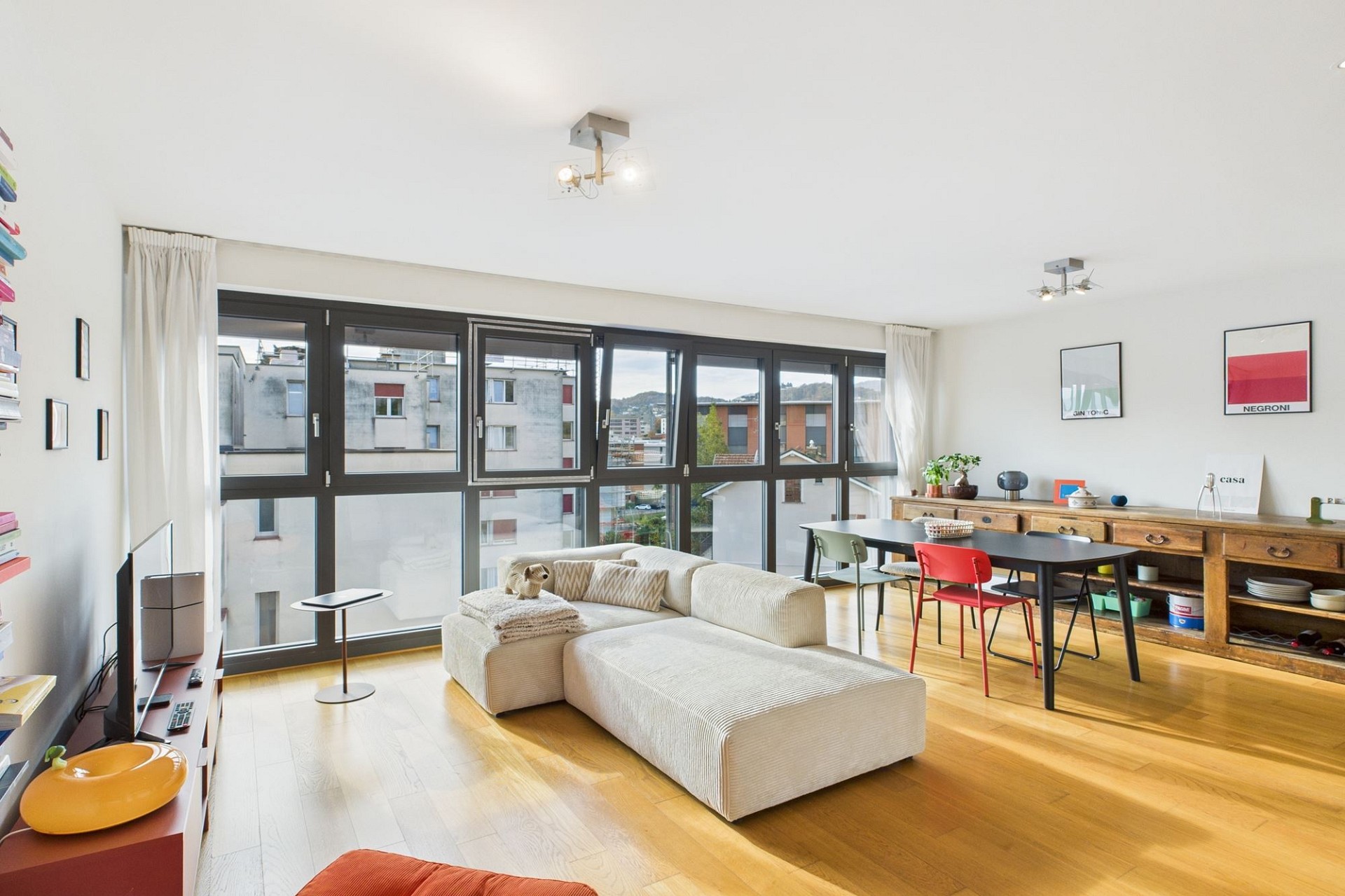 Helles, modernes Wohnzimmer mit Essbereich