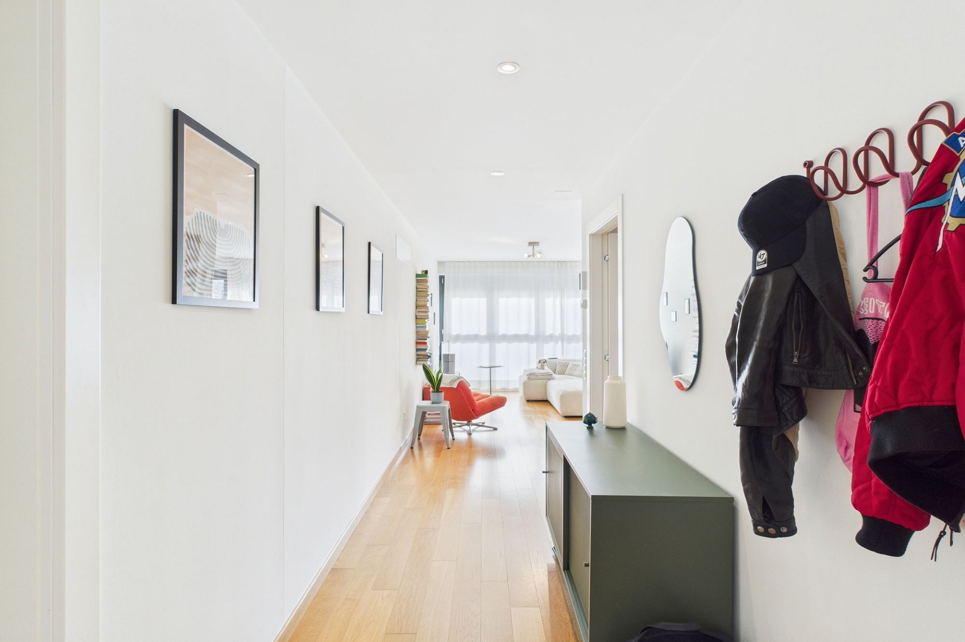 Heller Flur mit Blick ins Wohnzimmer