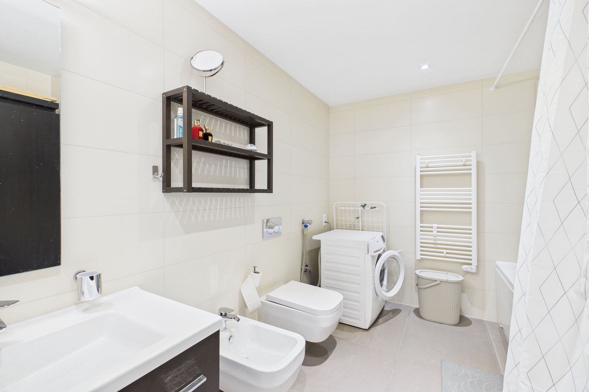 Modernes Badezimmer mit Waschmaschine und WC