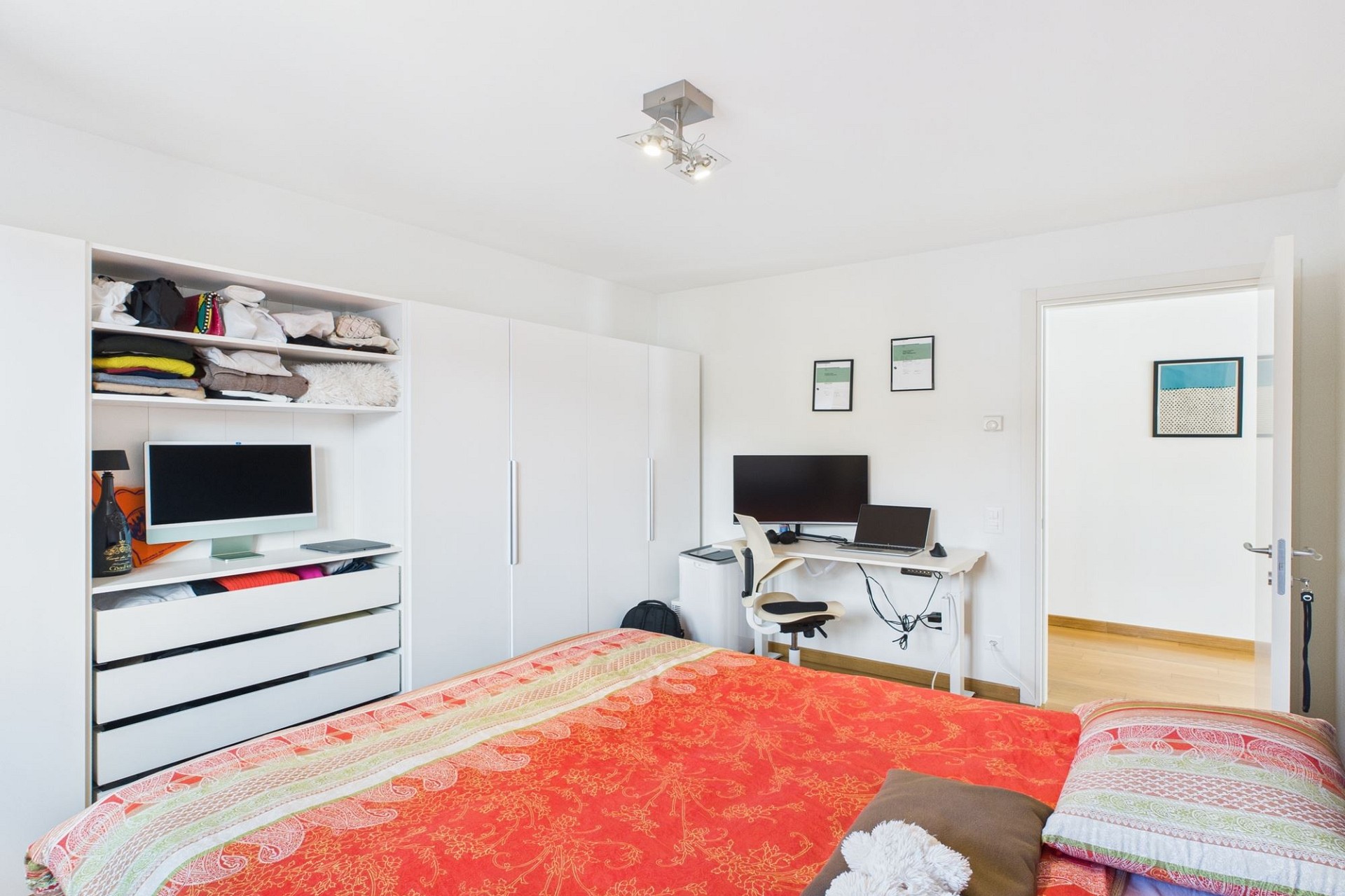Helles Schlafzimmer mit Arbeitsbereich