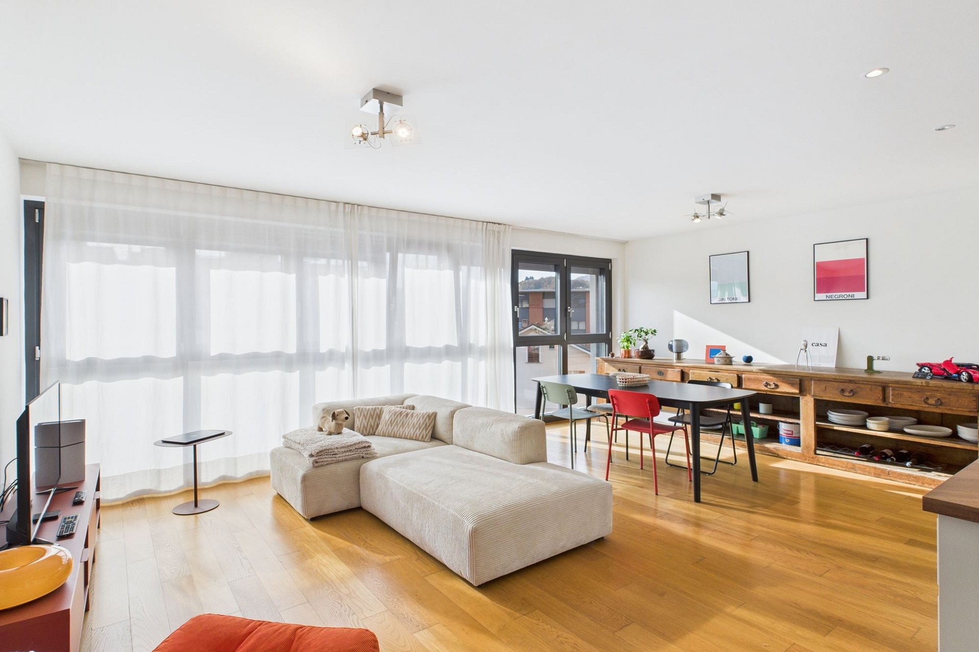 Helles Wohnzimmer mit Essbereich