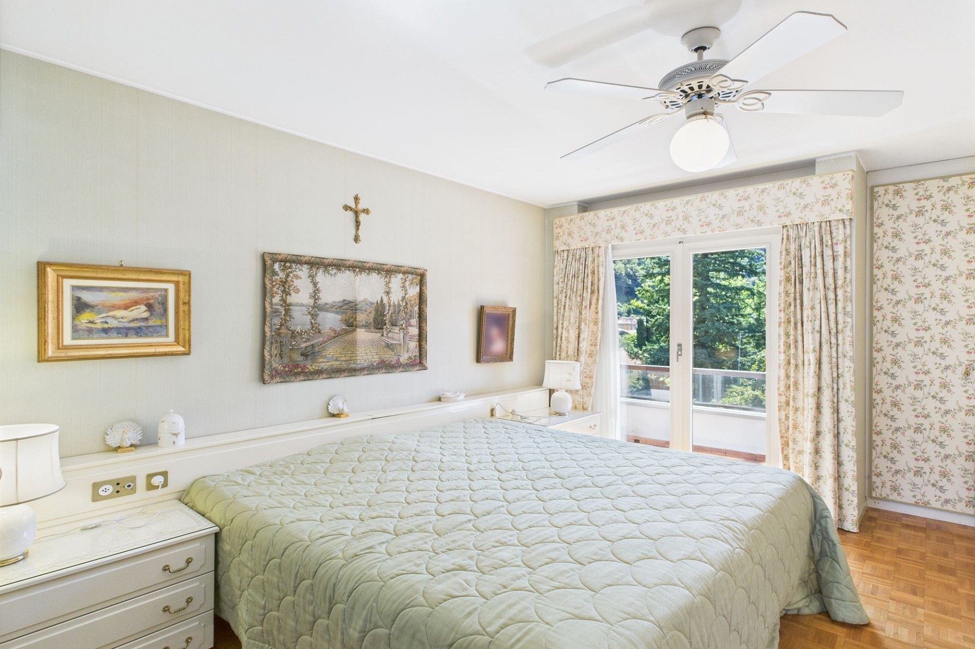 Schlafzimmer mit floralem Dekor