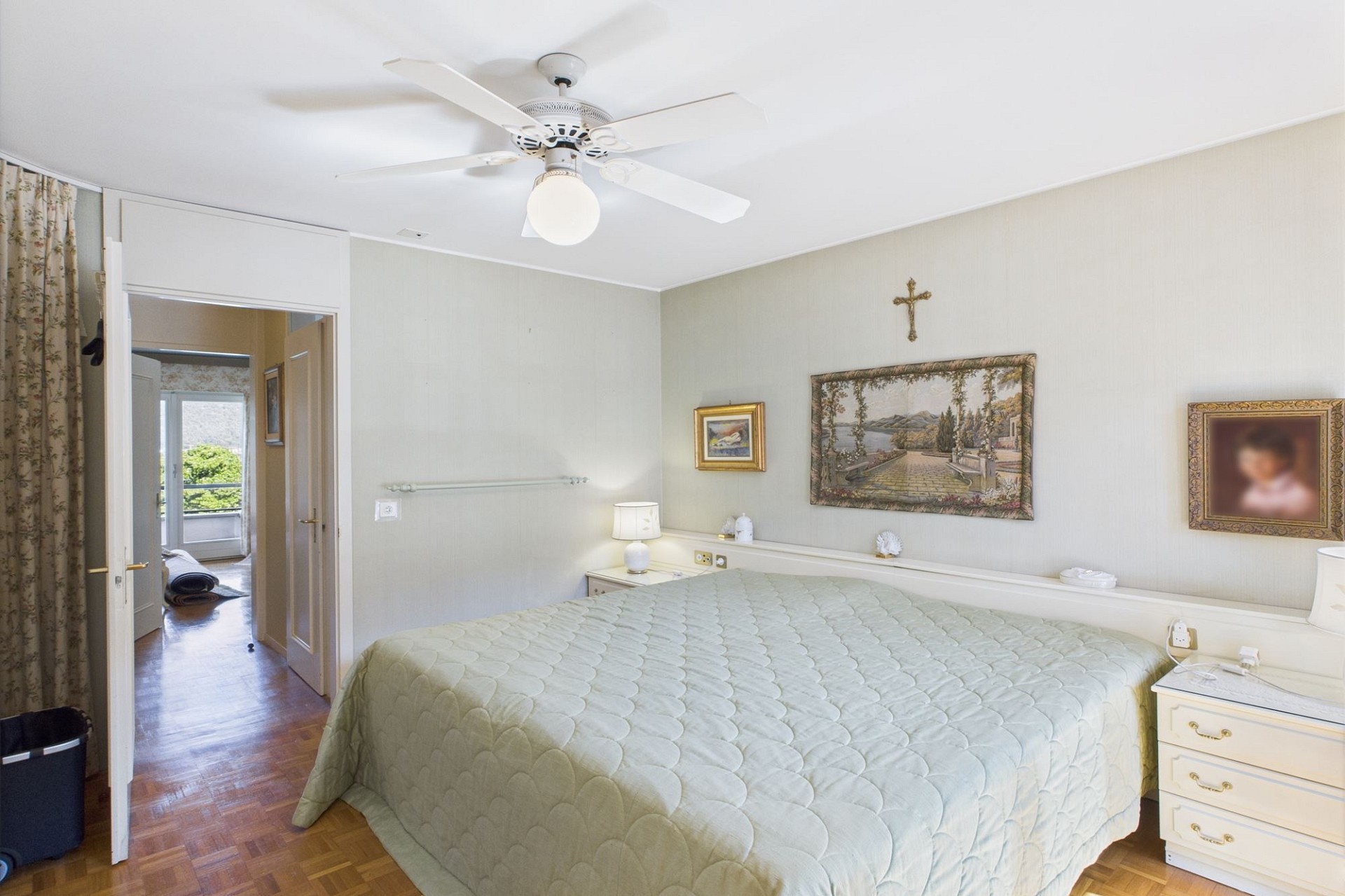Helles Schlafzimmer mit klassischer Einrichtung