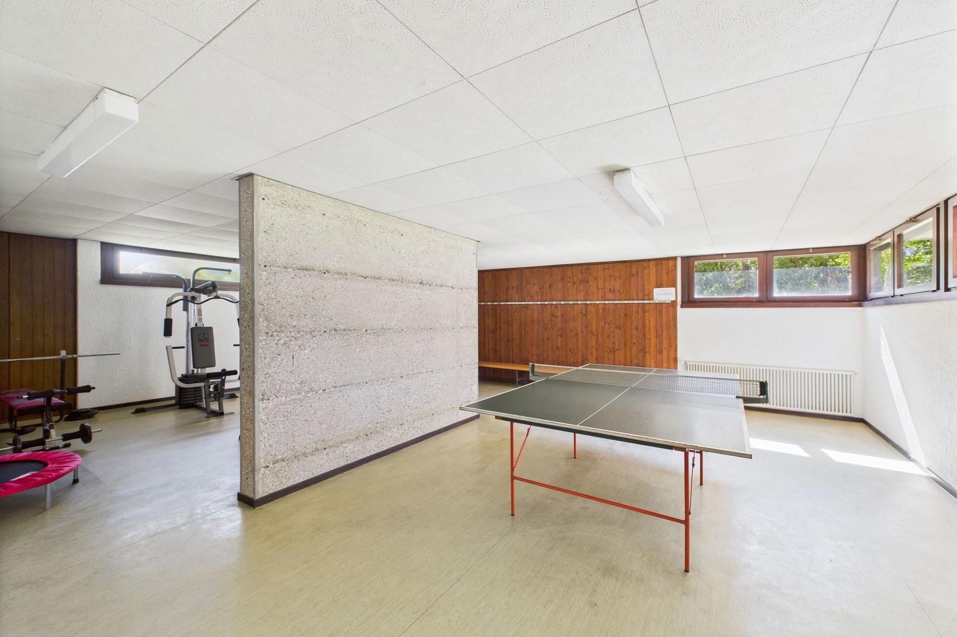 Heller Hobby- und Freizeitraum mit Tischtennisplatte
