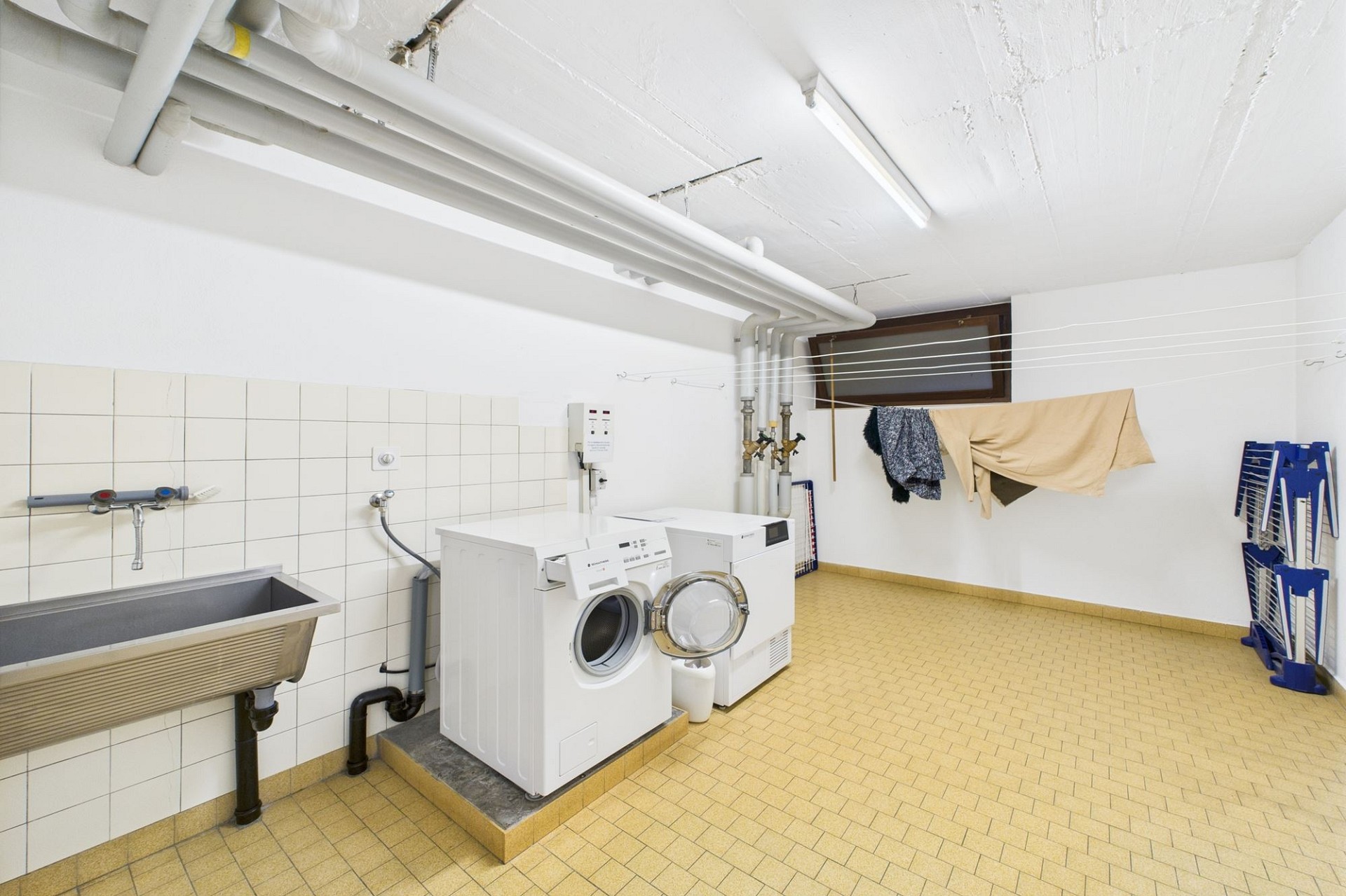 Waschkeller mit Hauswirtschaftsbereich