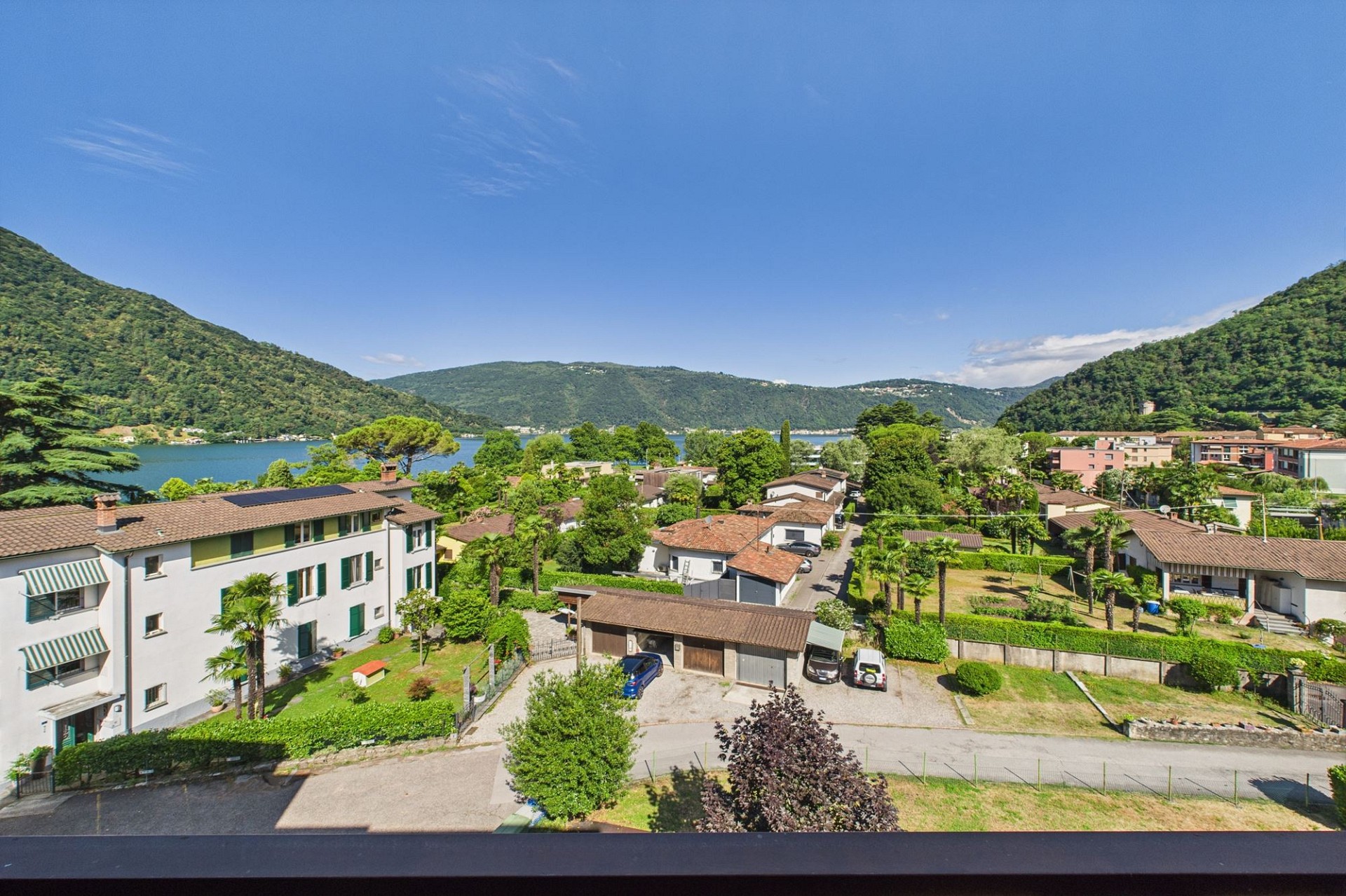 Seeblick über Wohngebiet