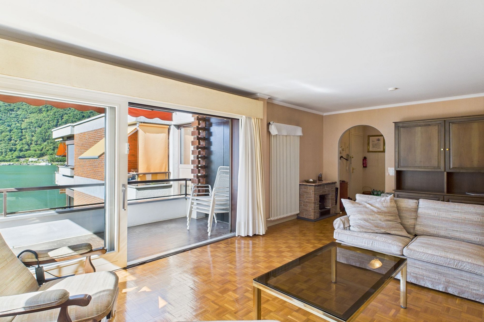 Wohnzimmer mit Balkon und Seeblick